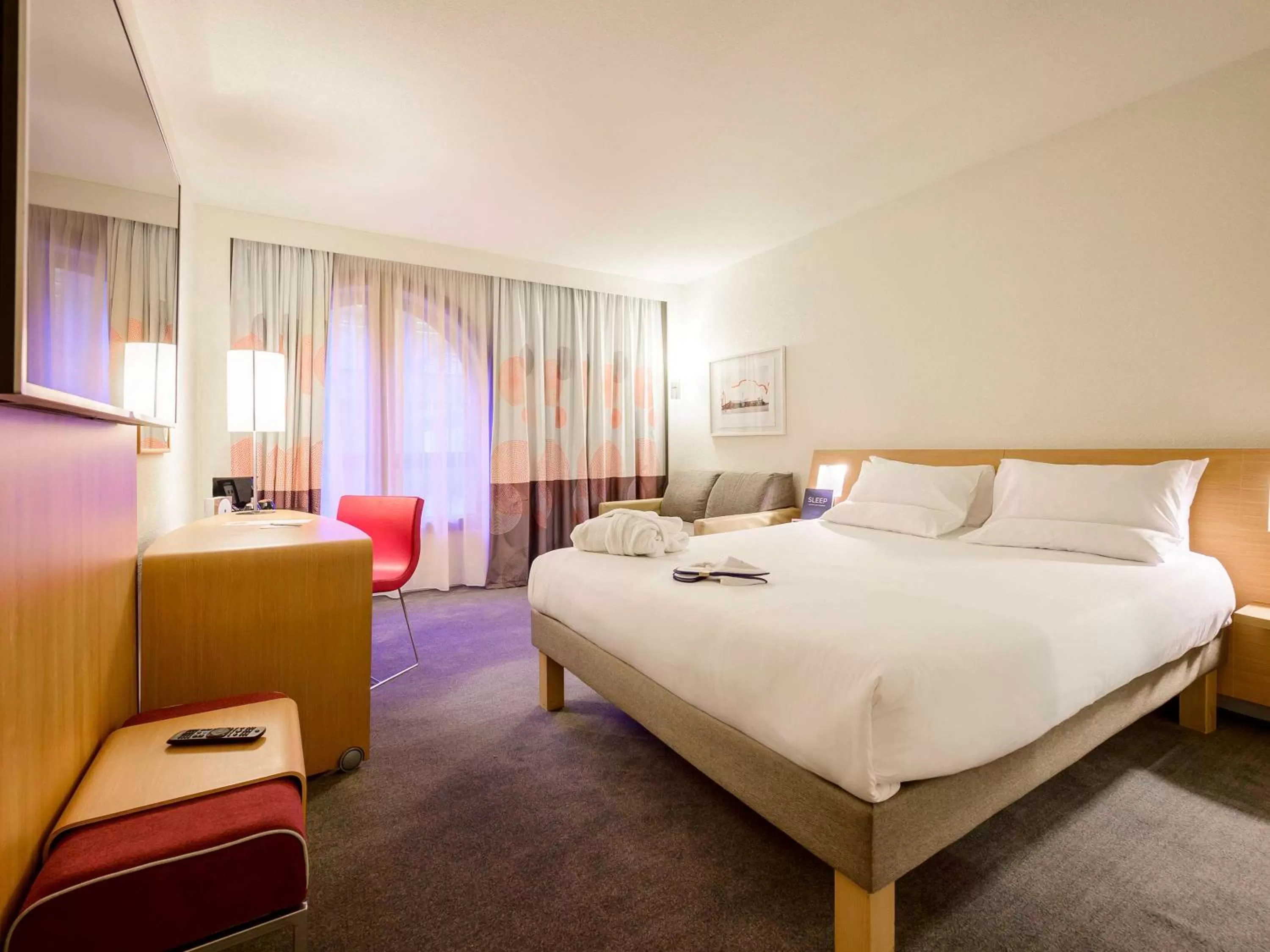 Executive Room with 1 Queen Bed and Sofa in Novotel Birmingham Centre
