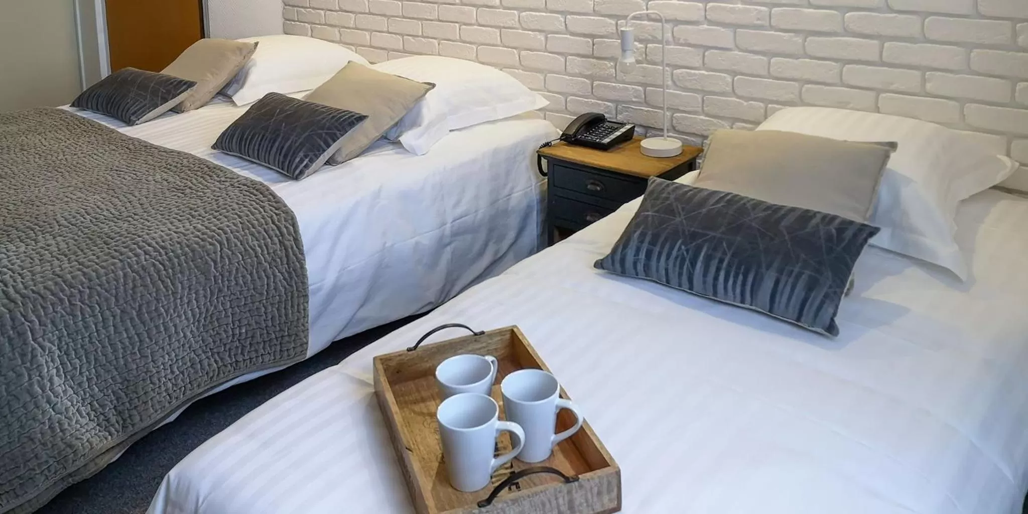 Photo of the whole room, Bed in Centre Bol Vert