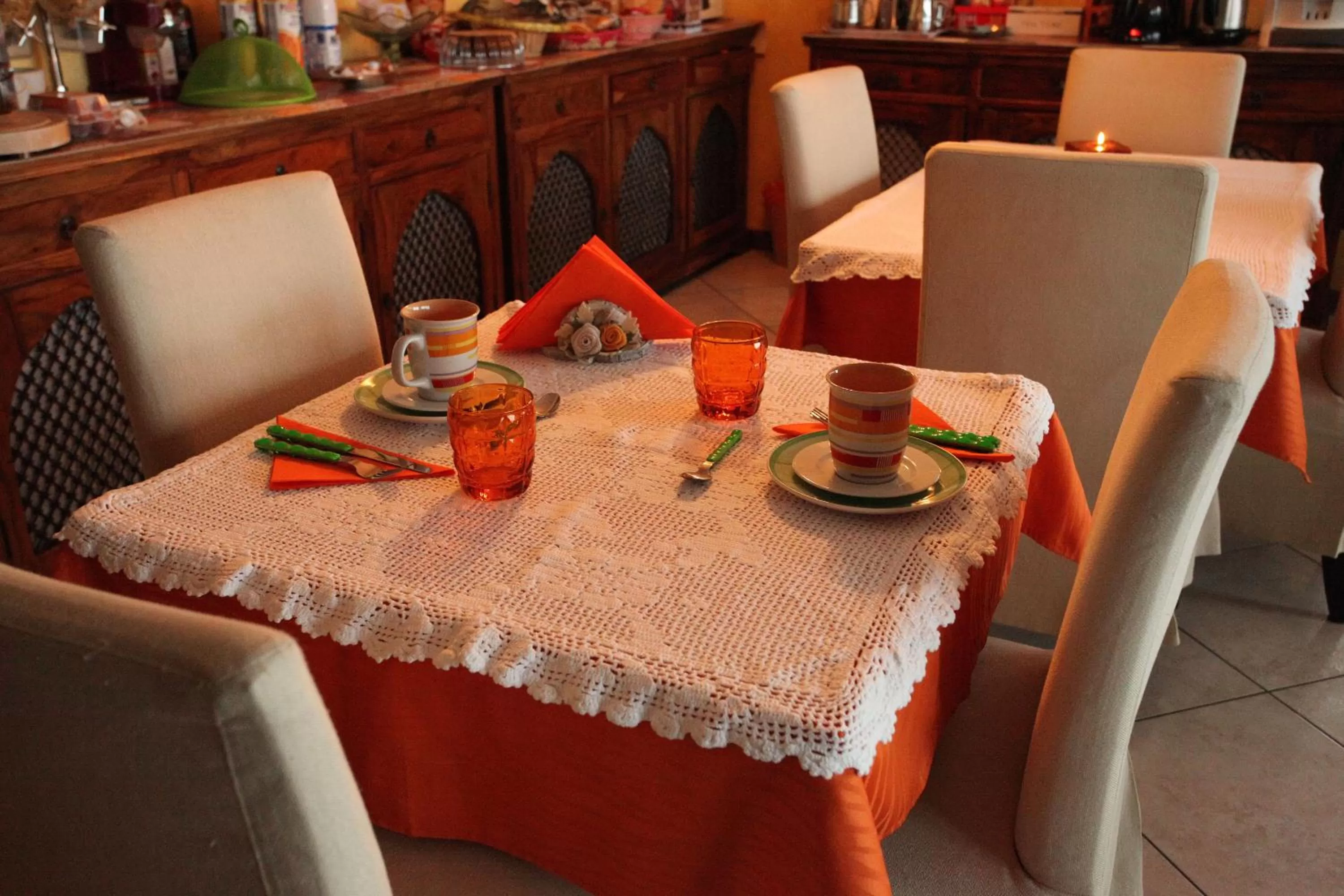 Communal lounge/ TV room in B&B Villa Anita