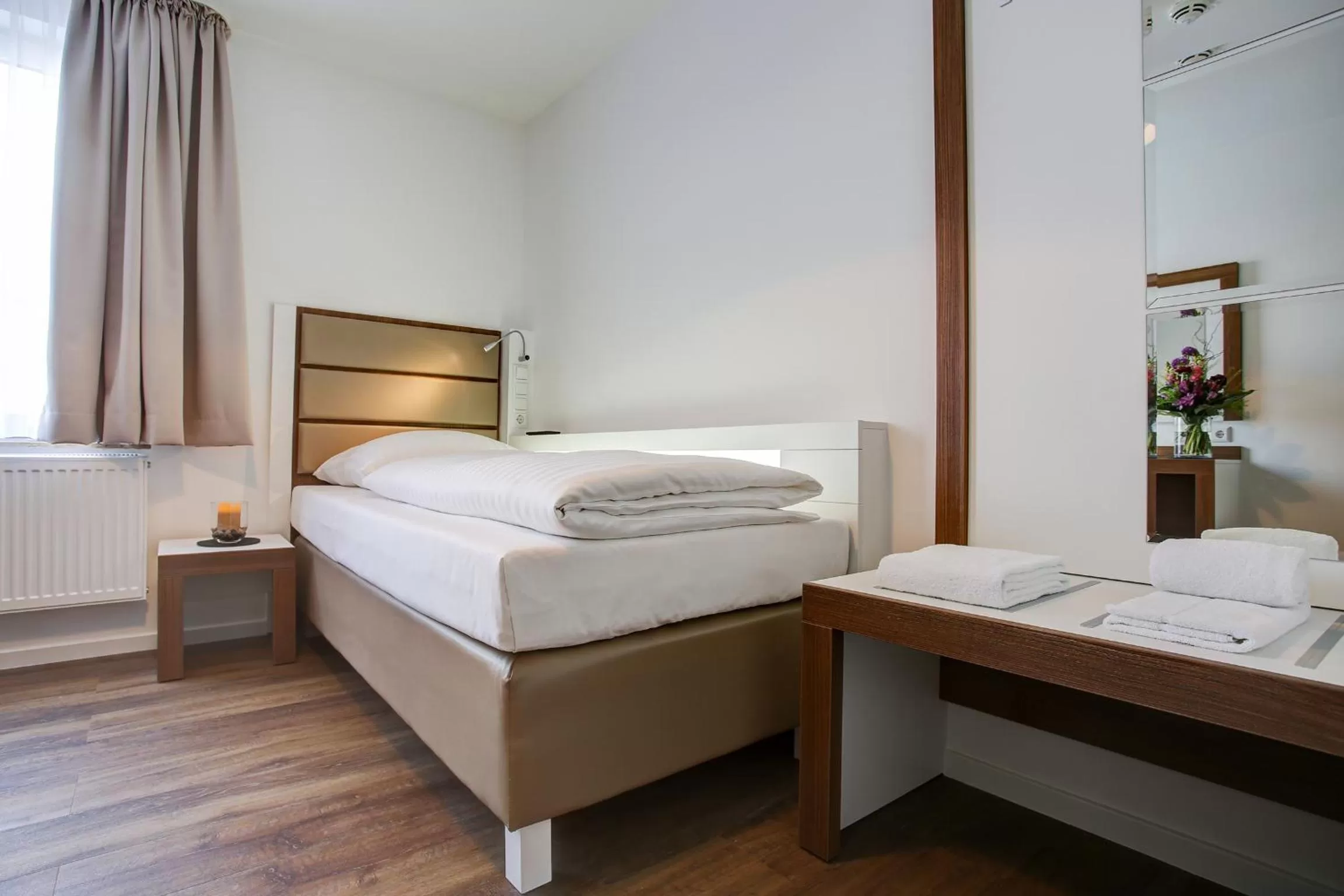 Photo of the whole room, Bed in Boutique 030 Hannover-City