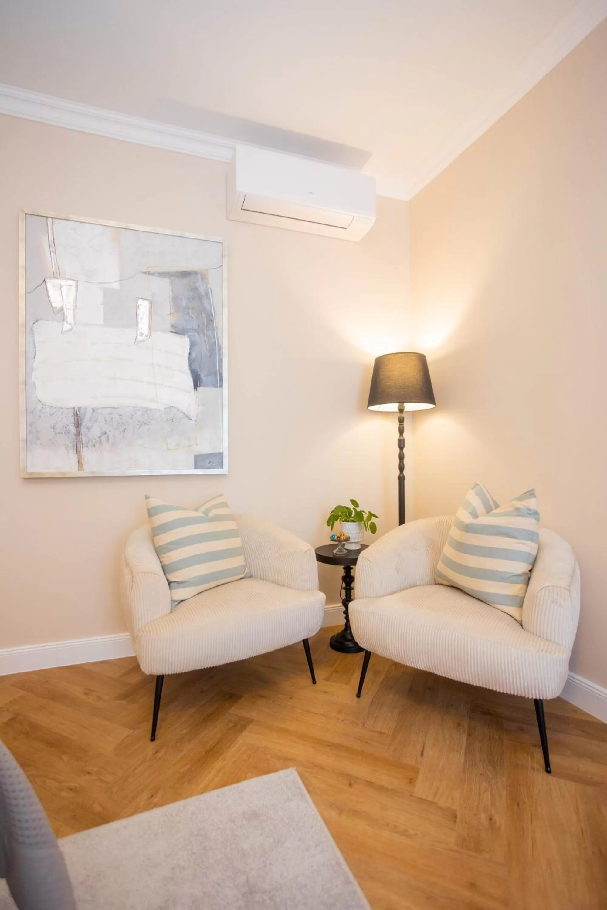 Seating area in City and Style Luxury Rooms Split