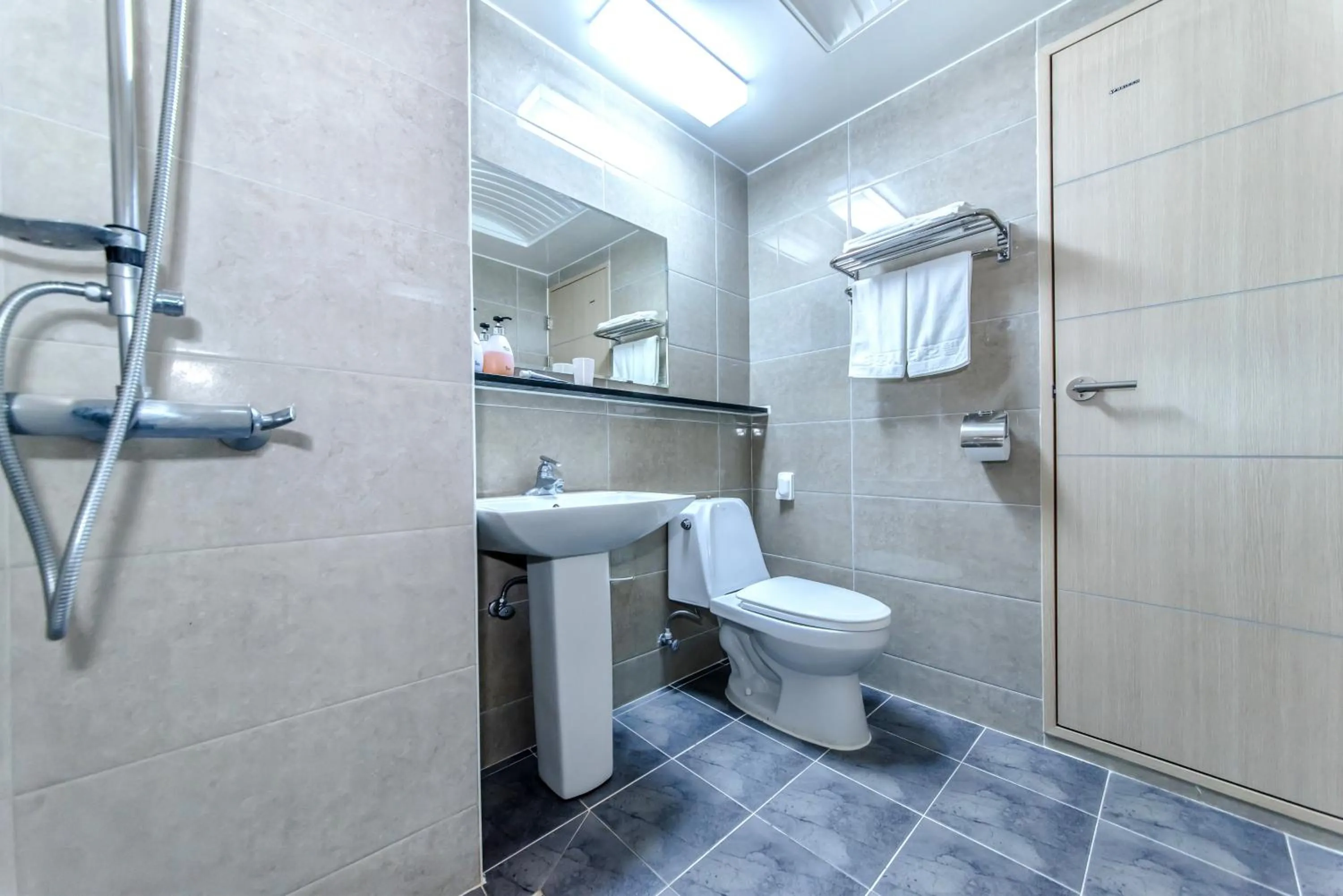 Toilet in Jungmoon City Hotel & J-hill Hotel