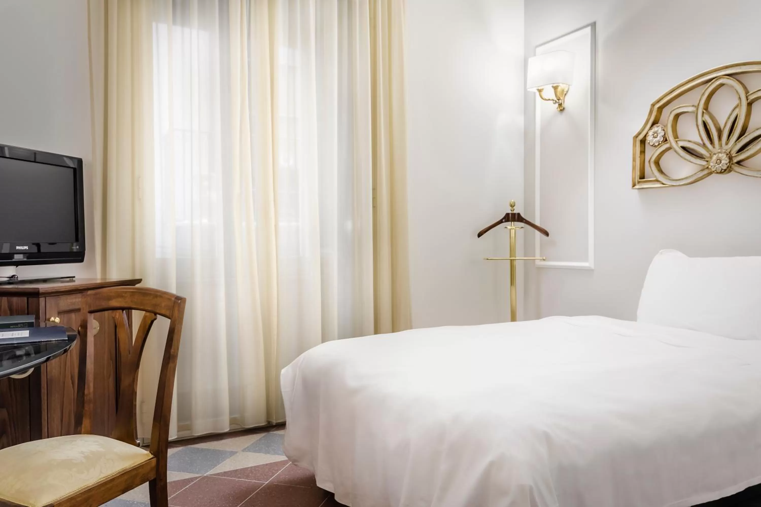 Photo of the whole room, Bed in Eurostars Centrale Palace Hotel