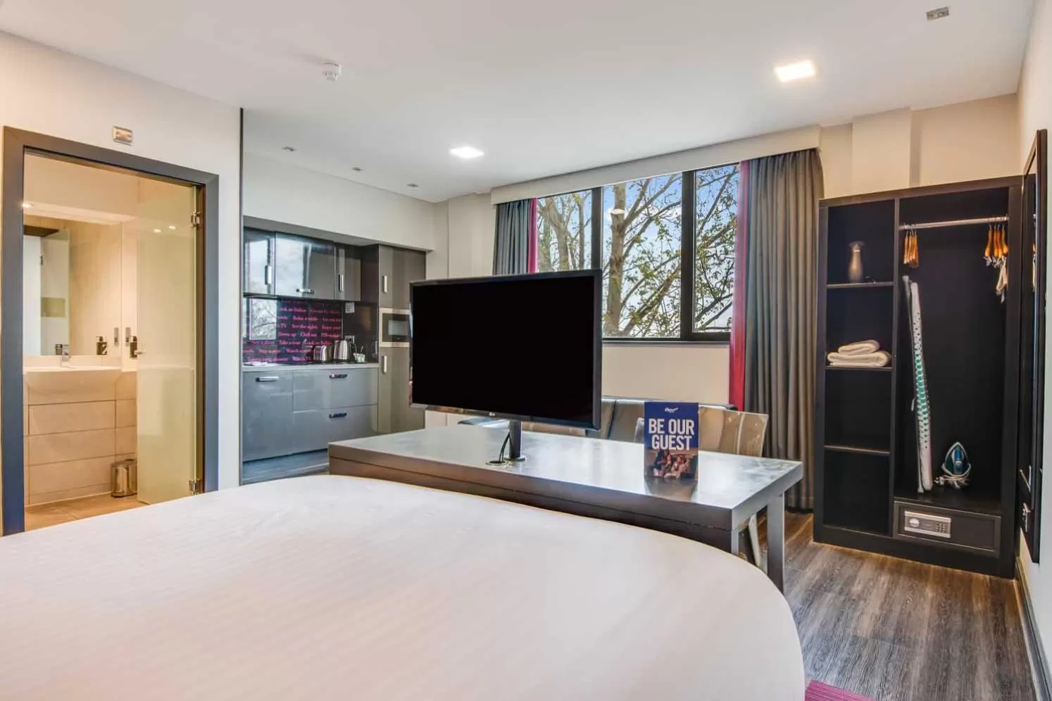 Bedroom, Bed in Roomzzz Chester City