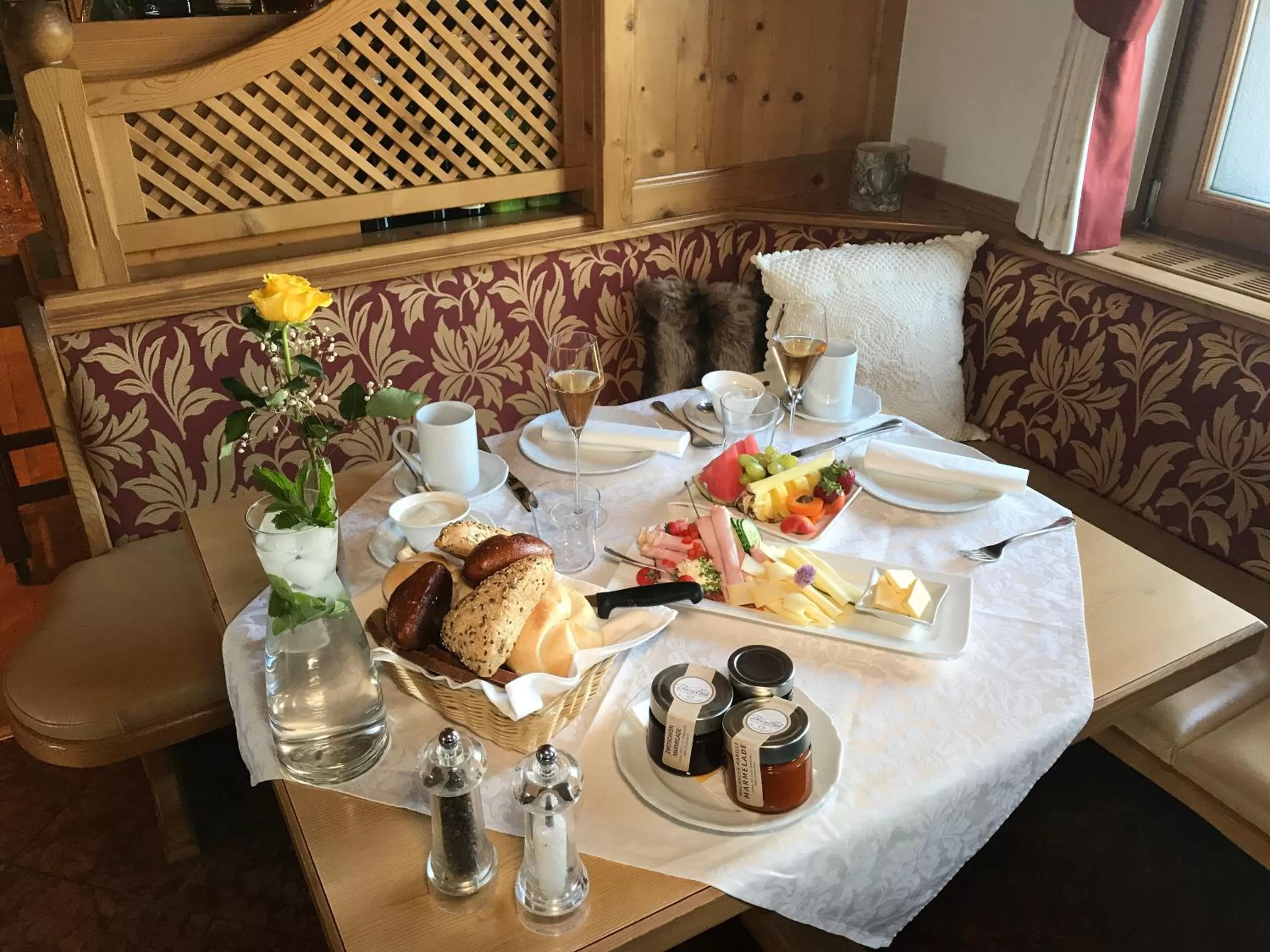 Breakfast in Hotel und Alpen Apartments mit Sauna - Bürglhöh