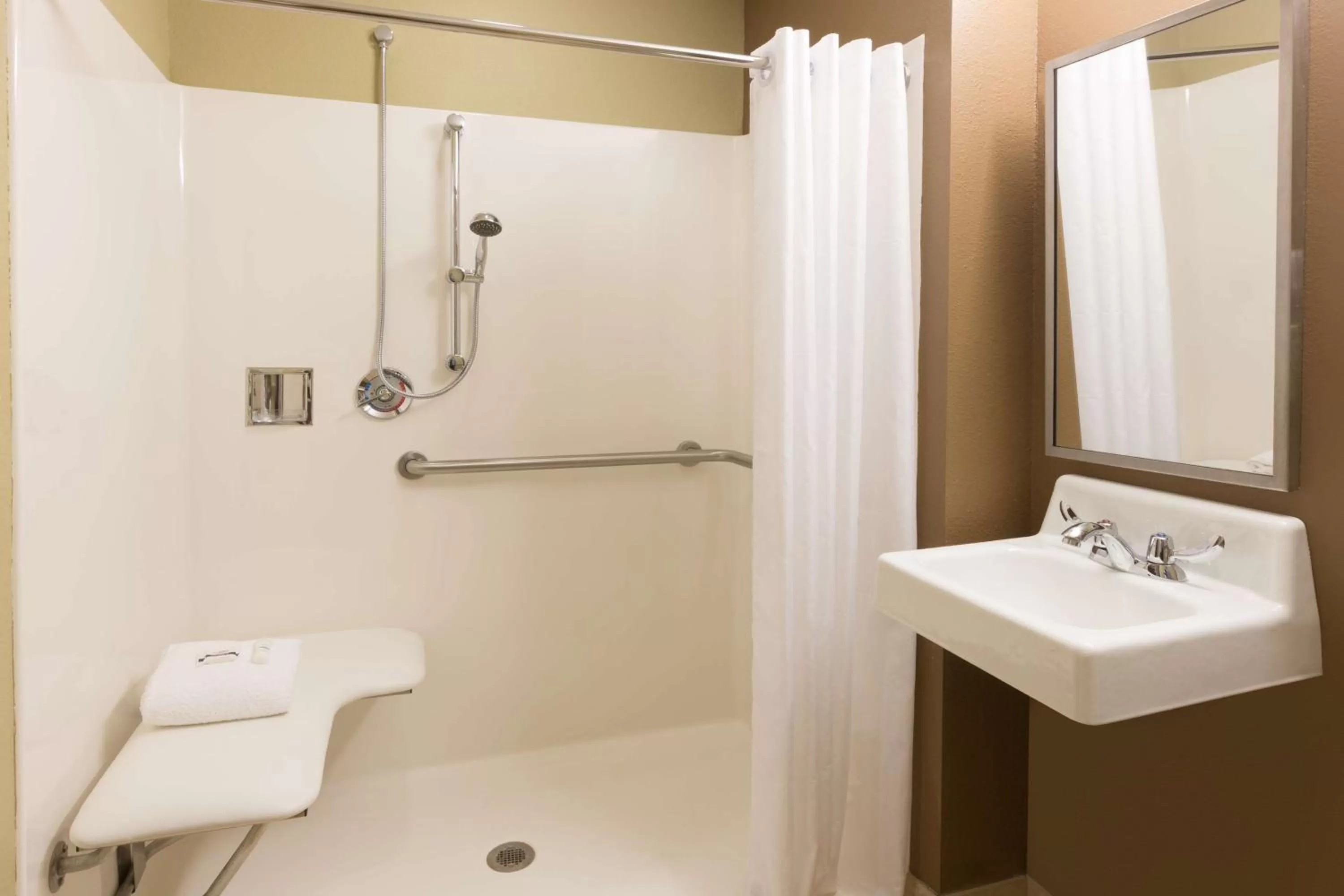 1 Queen Bed, Mobility Accessible Studio Suite, Non-Smoking in Microtel Inn & Suites Dillsboro/Sylva