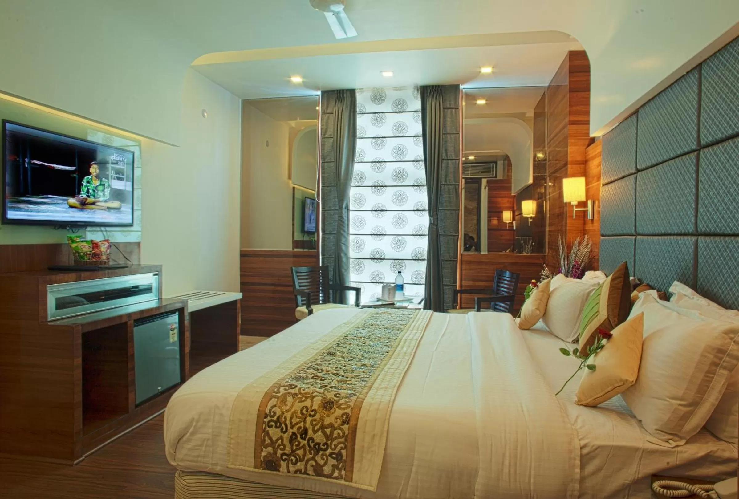 Living room, Bed in Hotel Delhi 55 -City Center