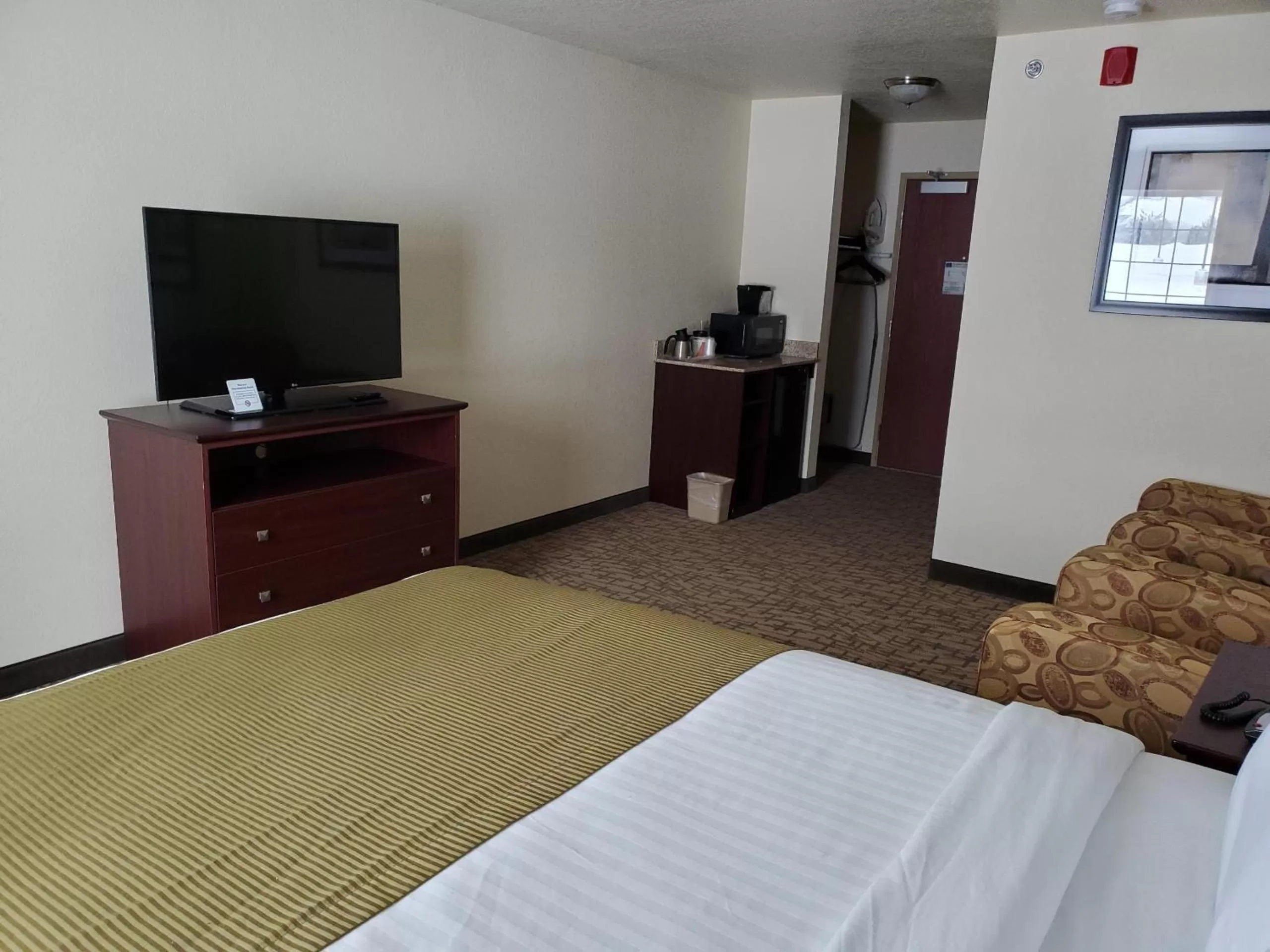 Bed in Cobblestone Inn & Suites - Barron