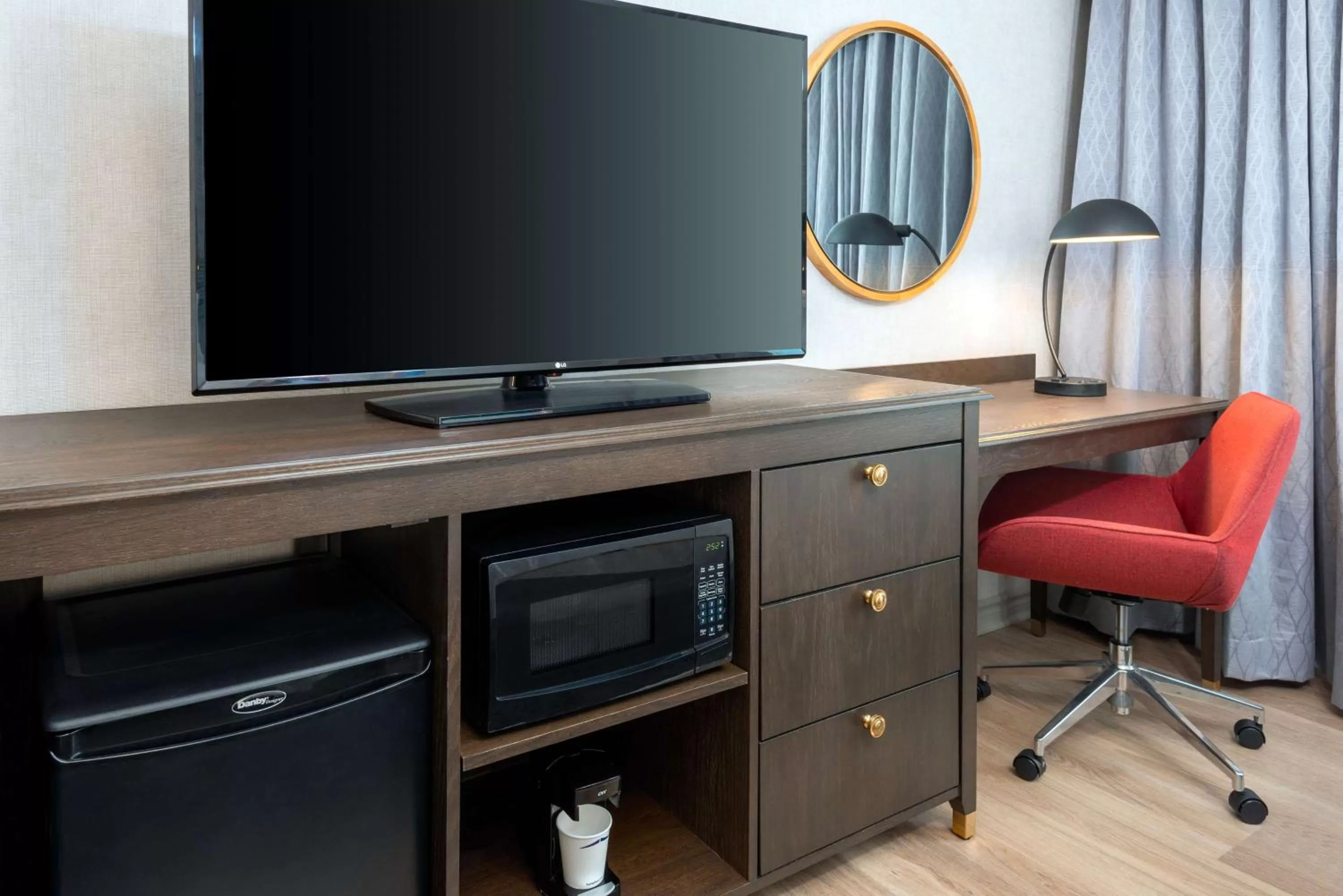 Bedroom in Hampton Inn Buffalo-Williamsville