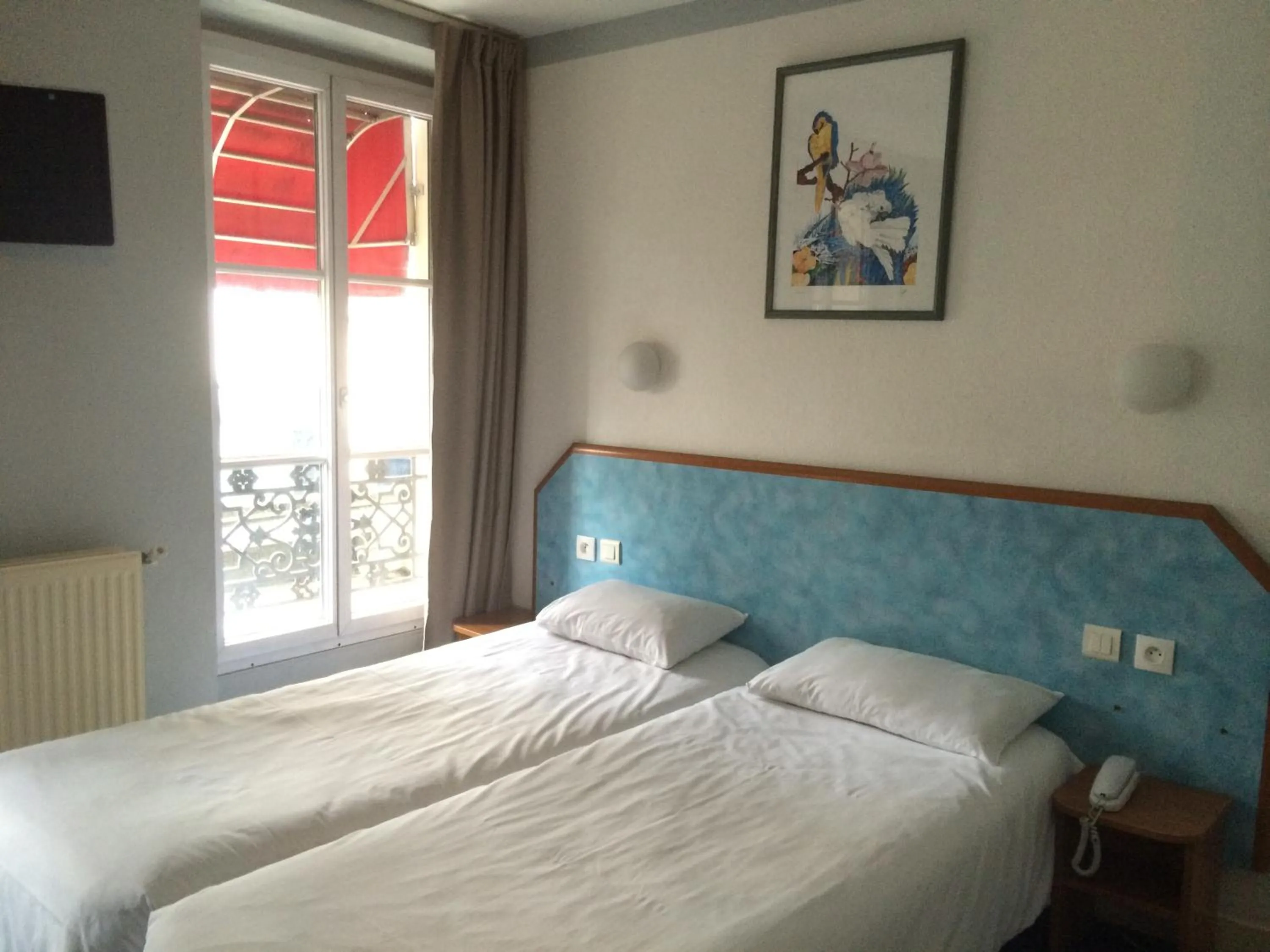 Bed in Hotel Royal Mansart