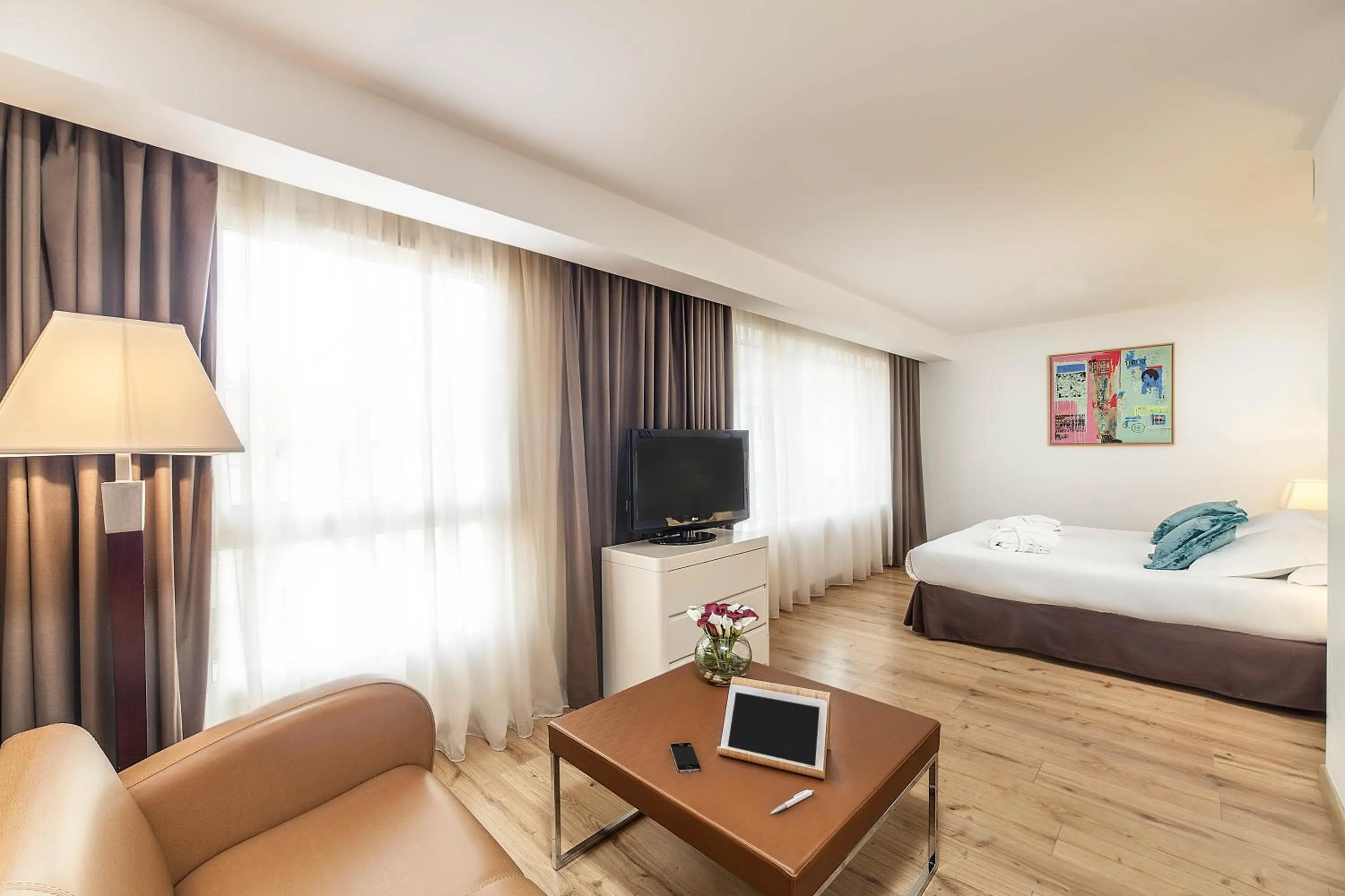 TV and multimedia, Bed in Hôtel Montaigne & Spa - Cannes Centre