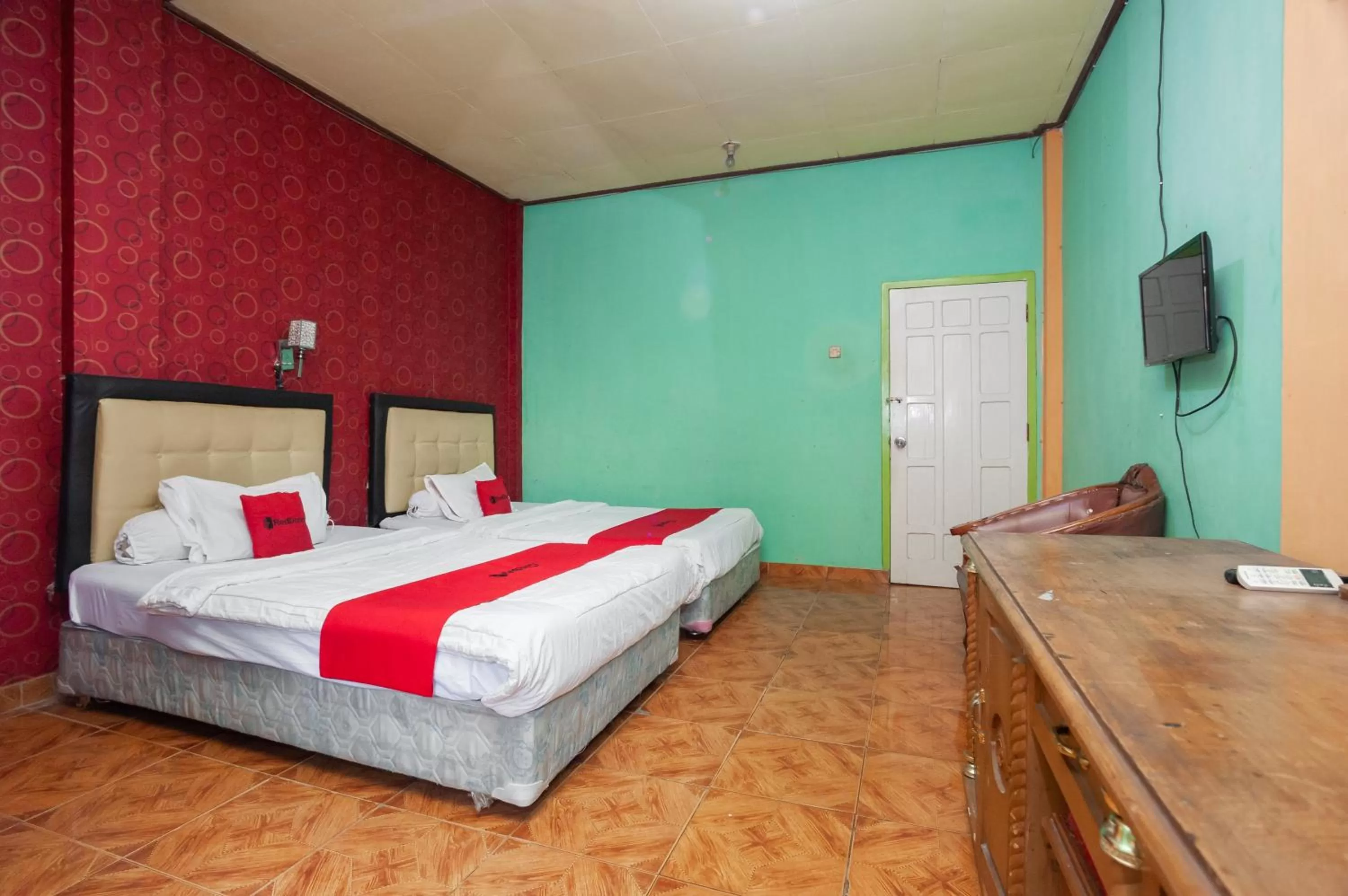 Twin Room in Reddoorz Syariah At Hotel Matahari 2