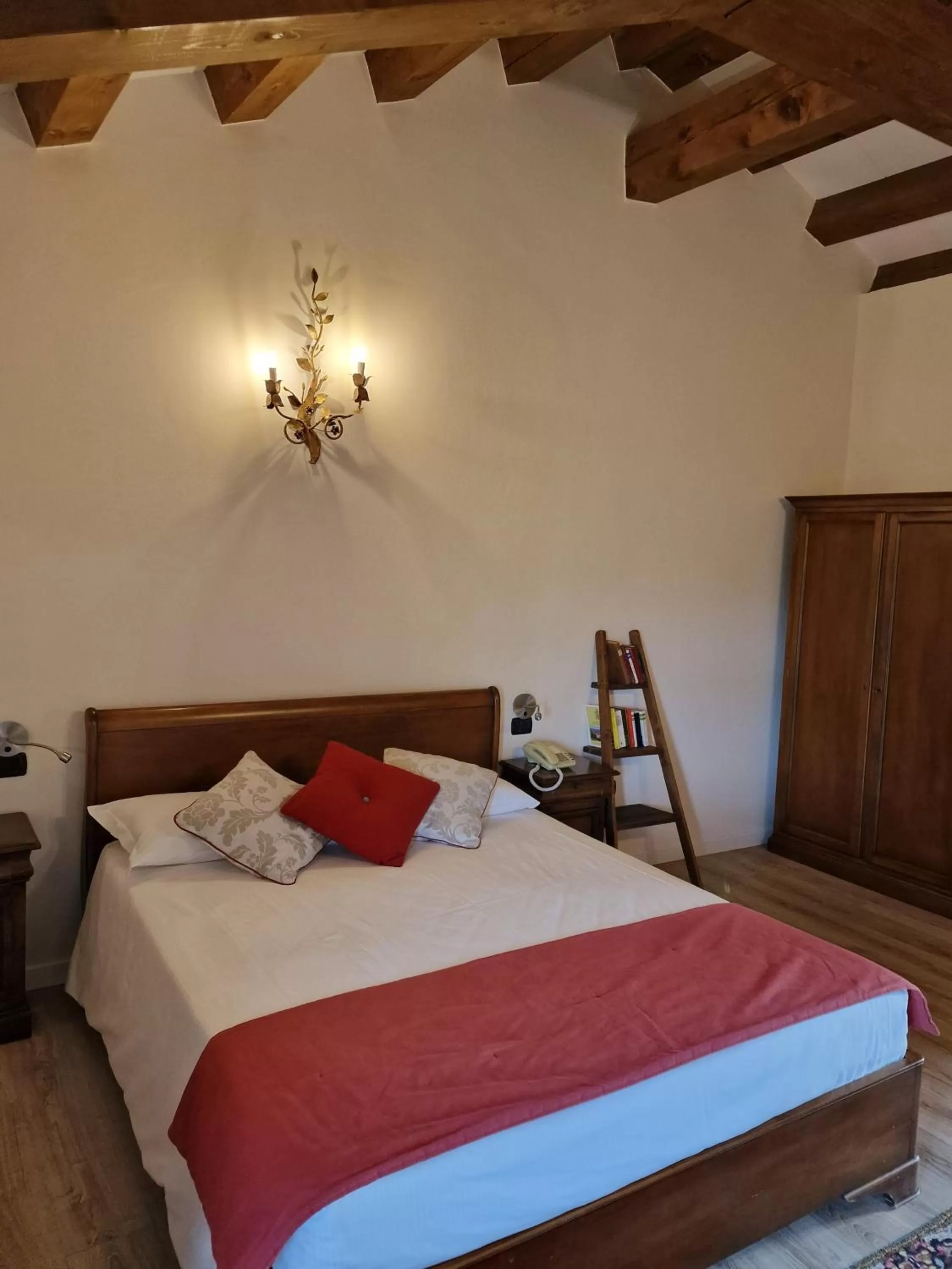 Photo of the whole room, Bed in La Tavernetta Al Castello