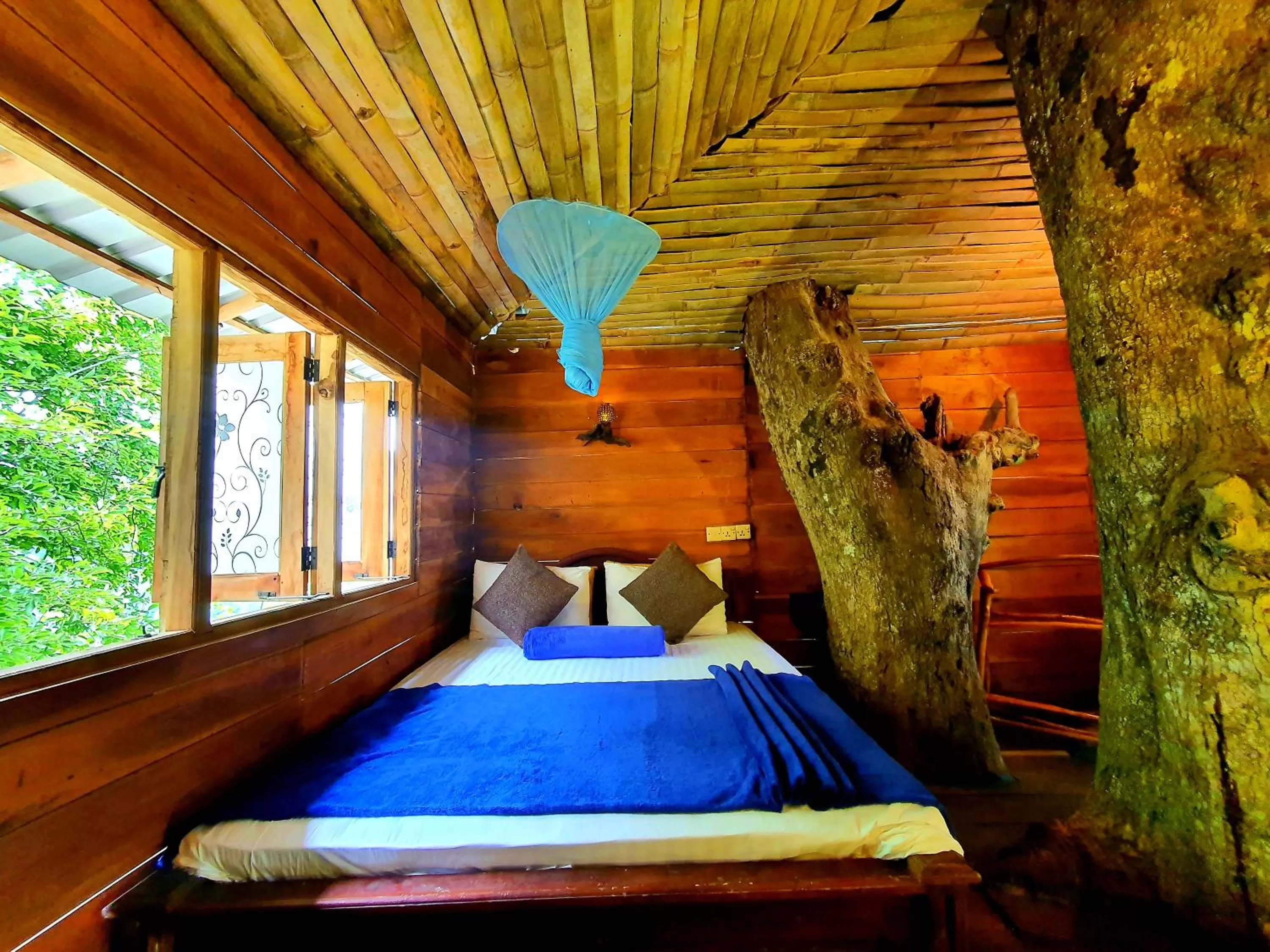 Bed in The Winsome & Tree House