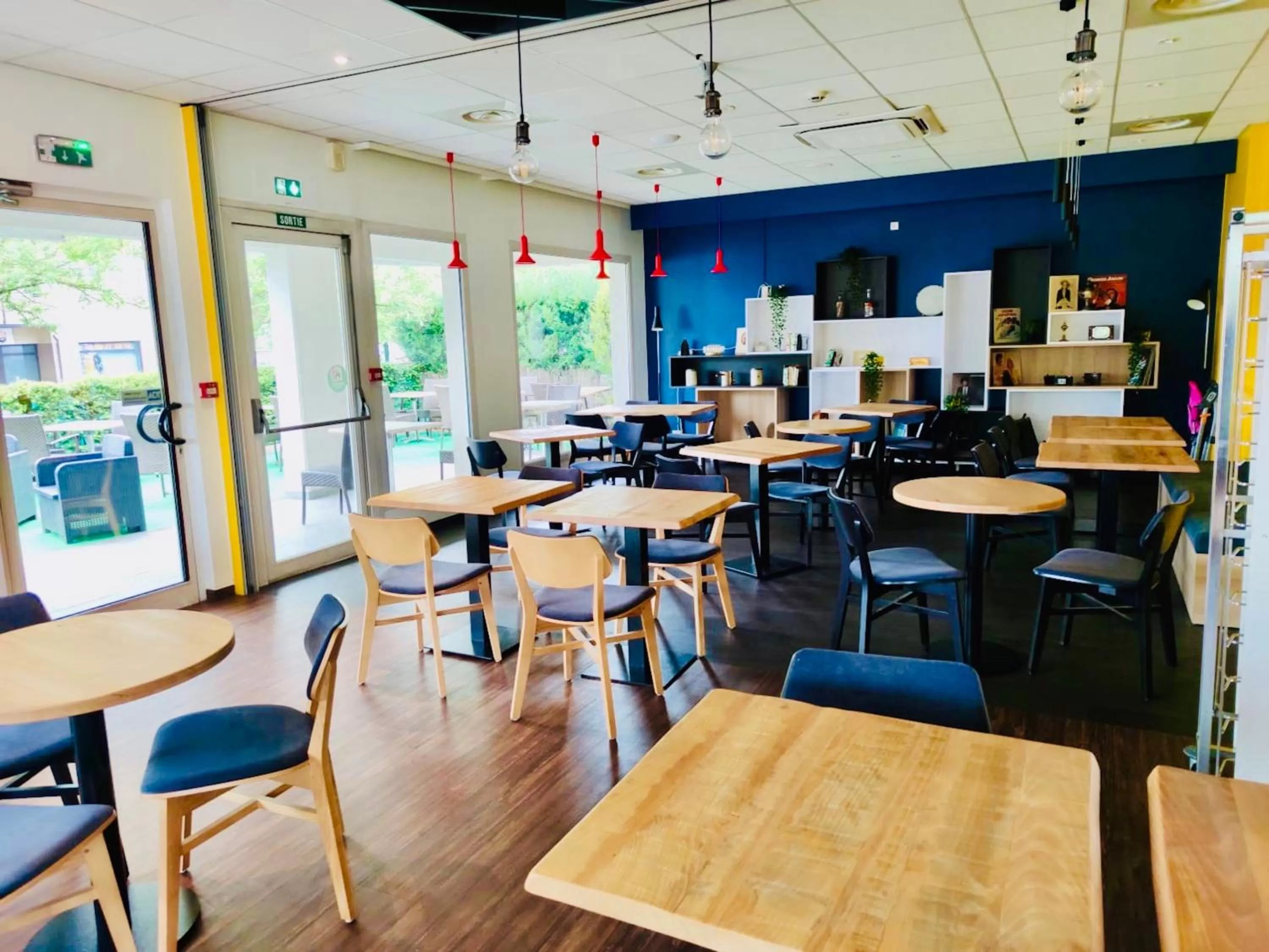 Restaurant/places to eat in ibis Strasbourg Aéroport Le Zénith