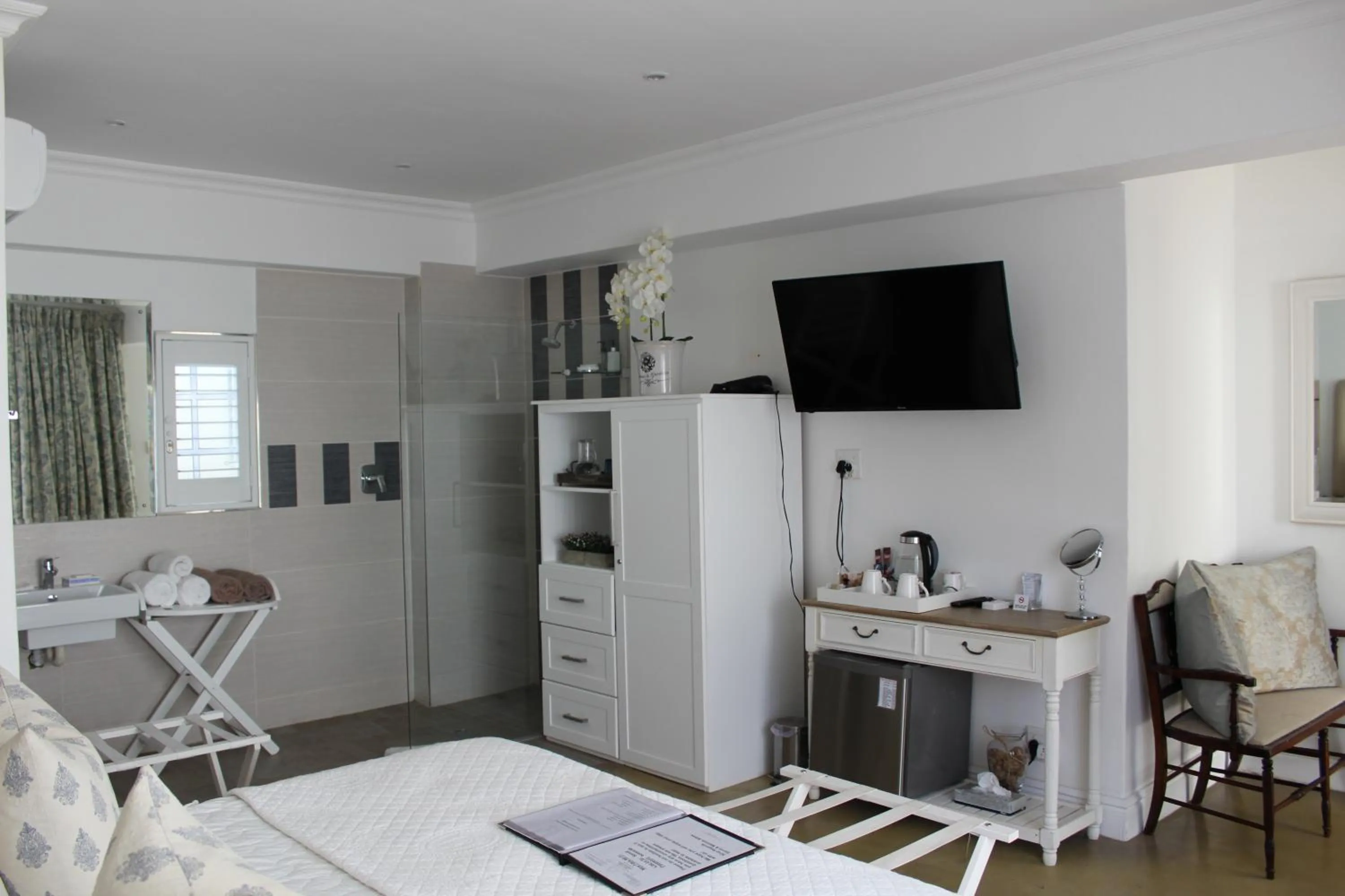 Bedroom, Bed in Sandals Guest House