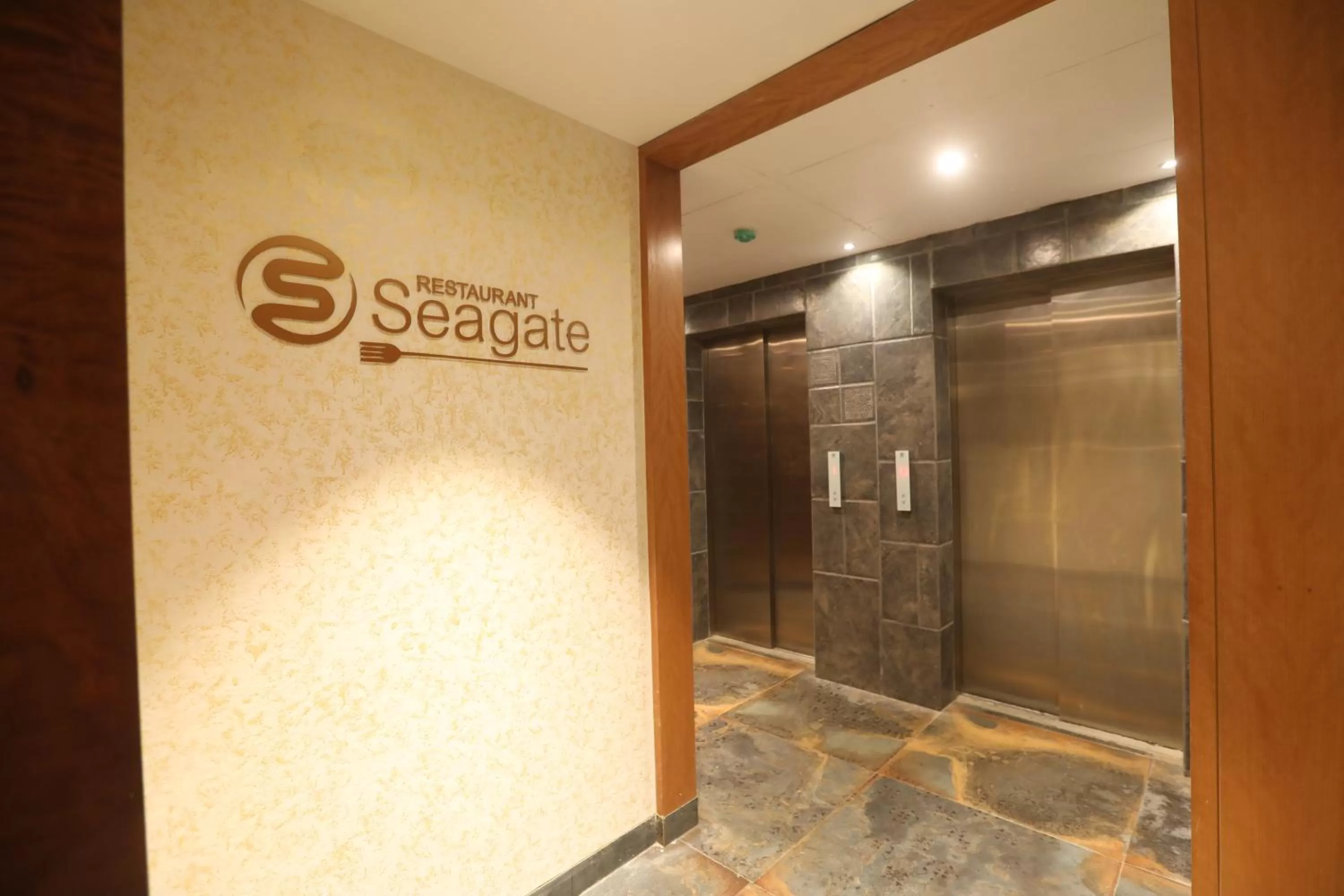 Restaurant/places to eat in Hotel Cliffton