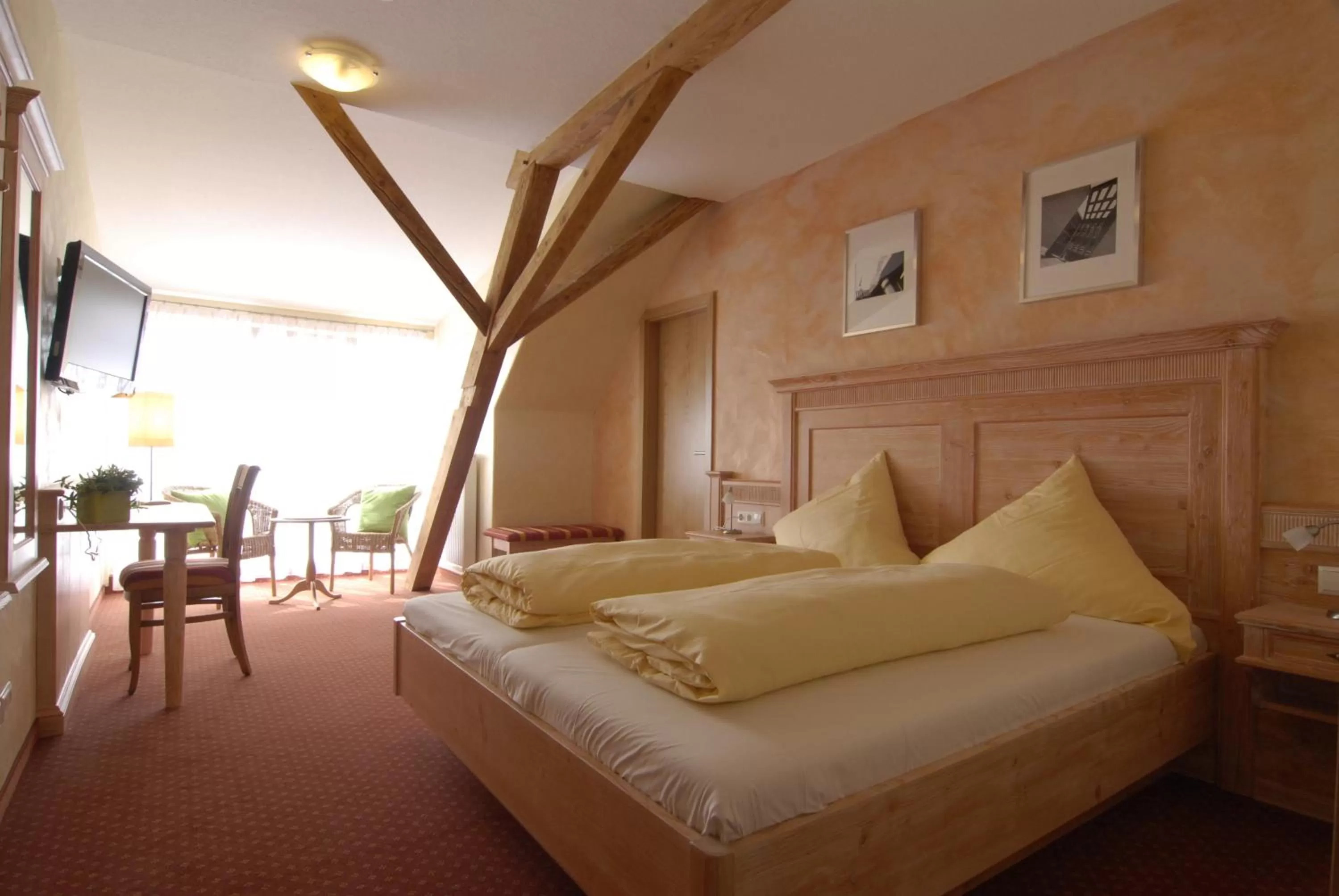 Bed in Weinhotel / Gasthaus zur Sonne