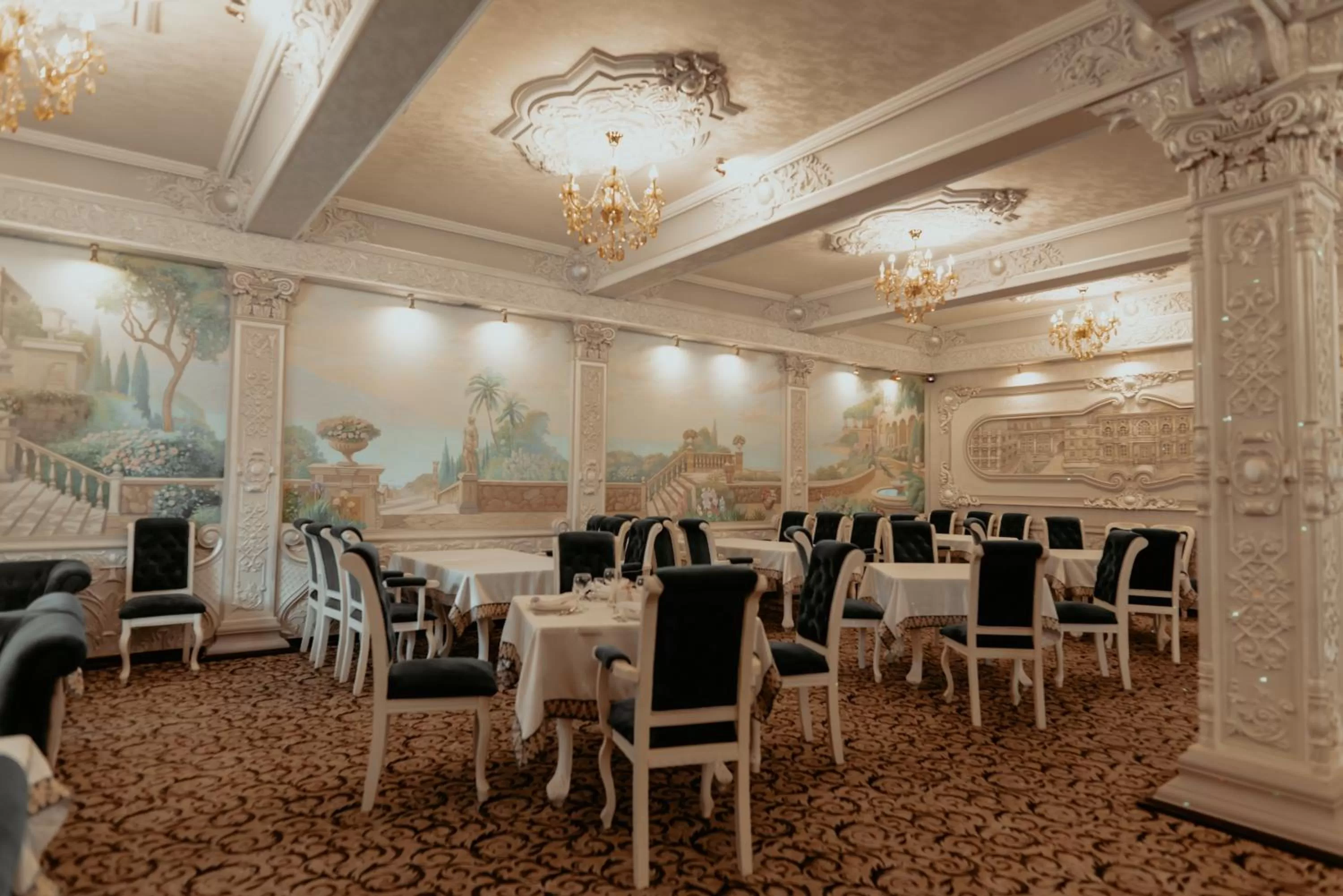 Restaurant/places to eat in Astor Hotel