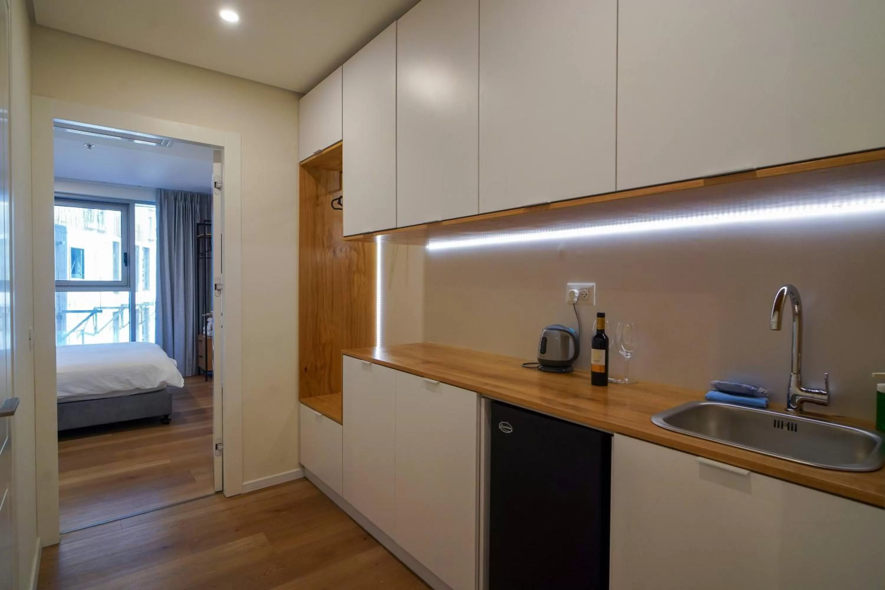 Kitchen or kitchenette, Bed in Urbanic Apartments