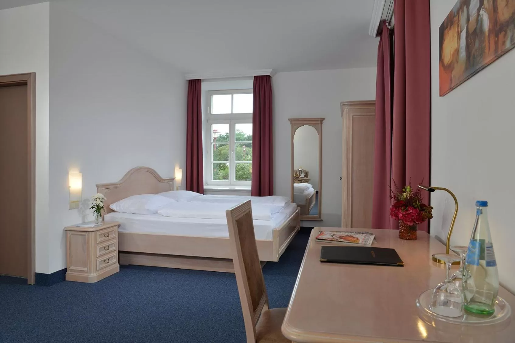 Photo of the whole room, Bed in Hotel Stadt Hameln