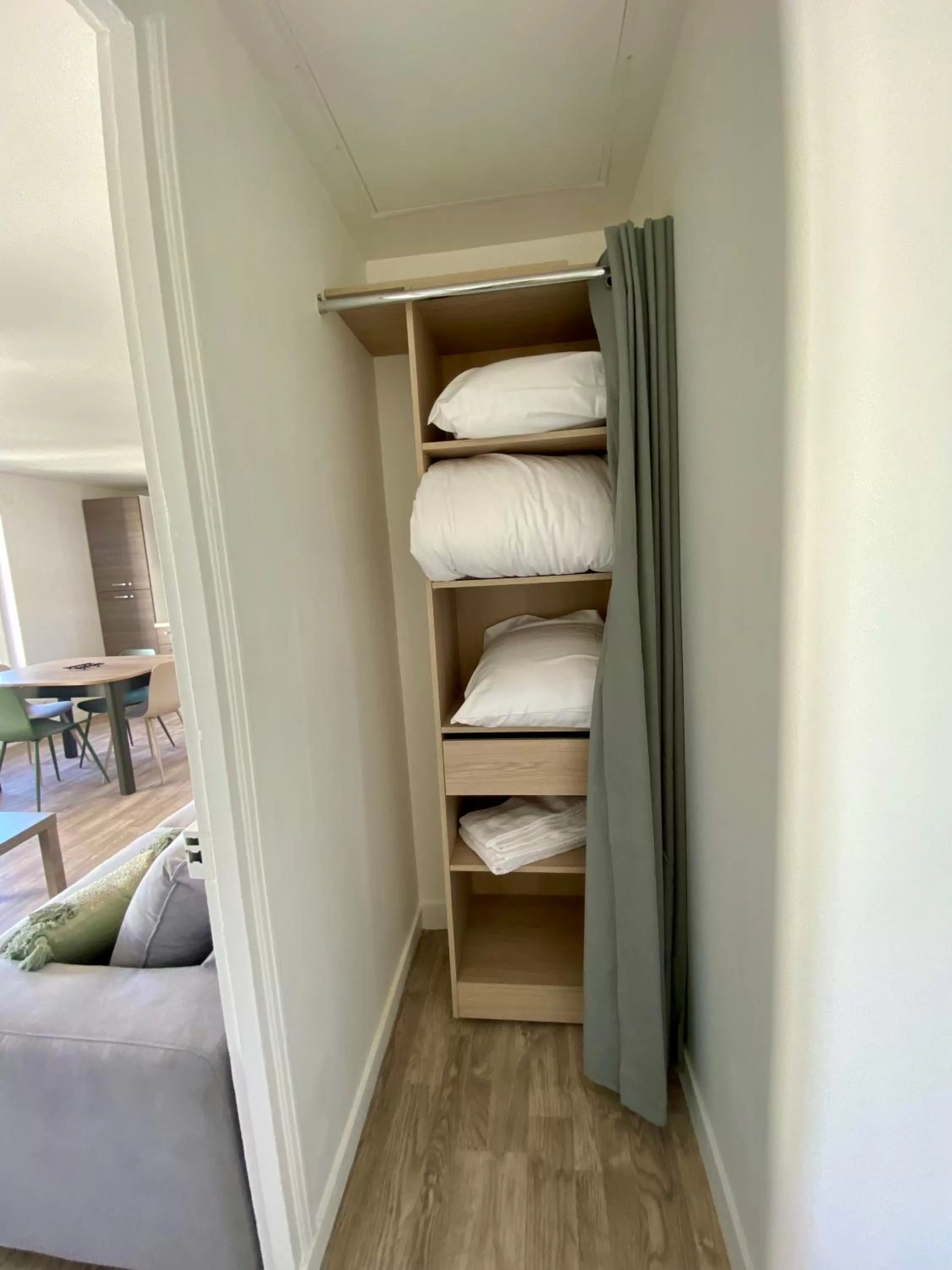 wardrobe, Bed in Bienvenue chez vous, Déplacement Pro