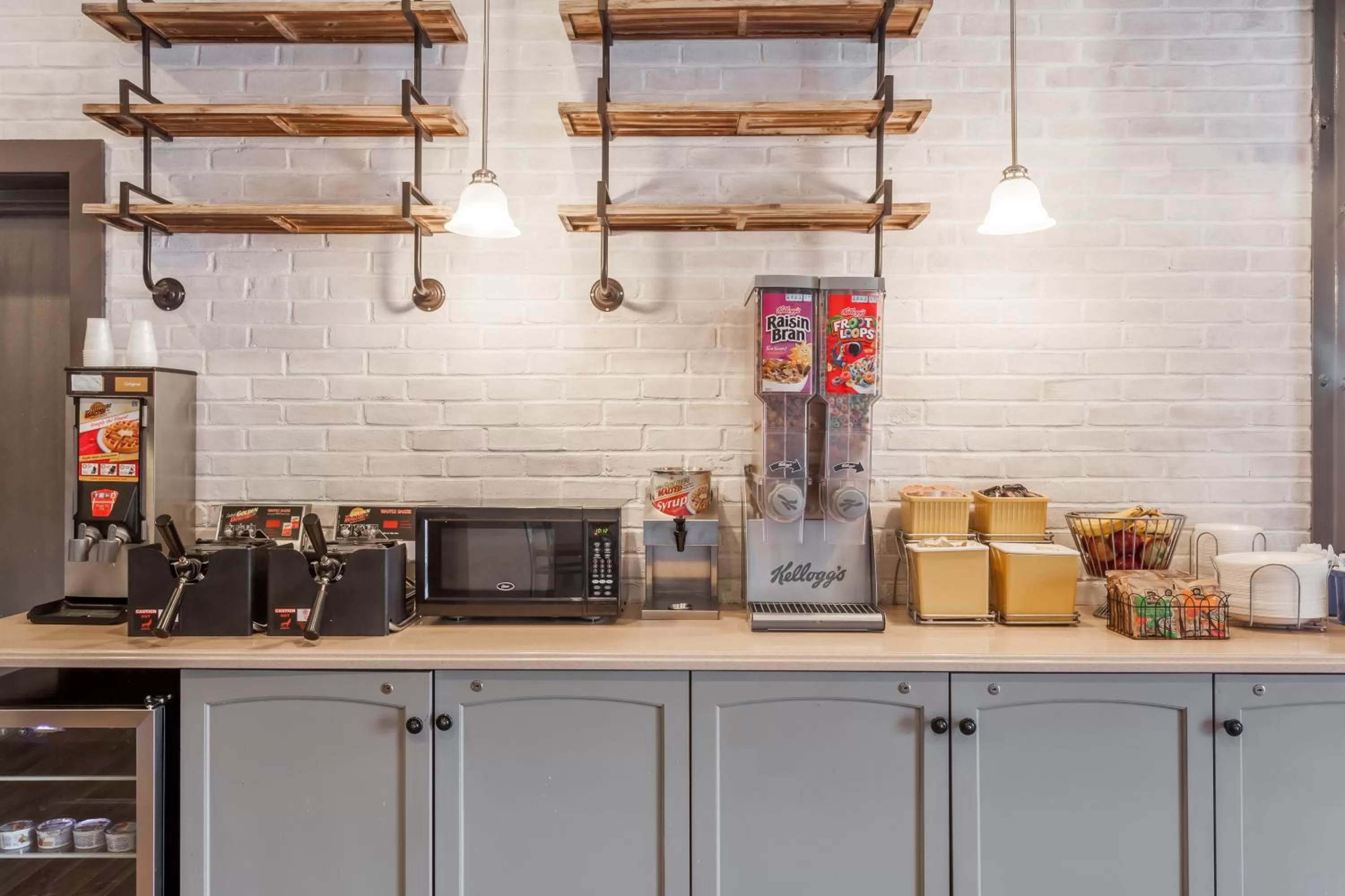 Continental breakfast in Days Inn & Suites by Wyndham Lancaster Amish Country