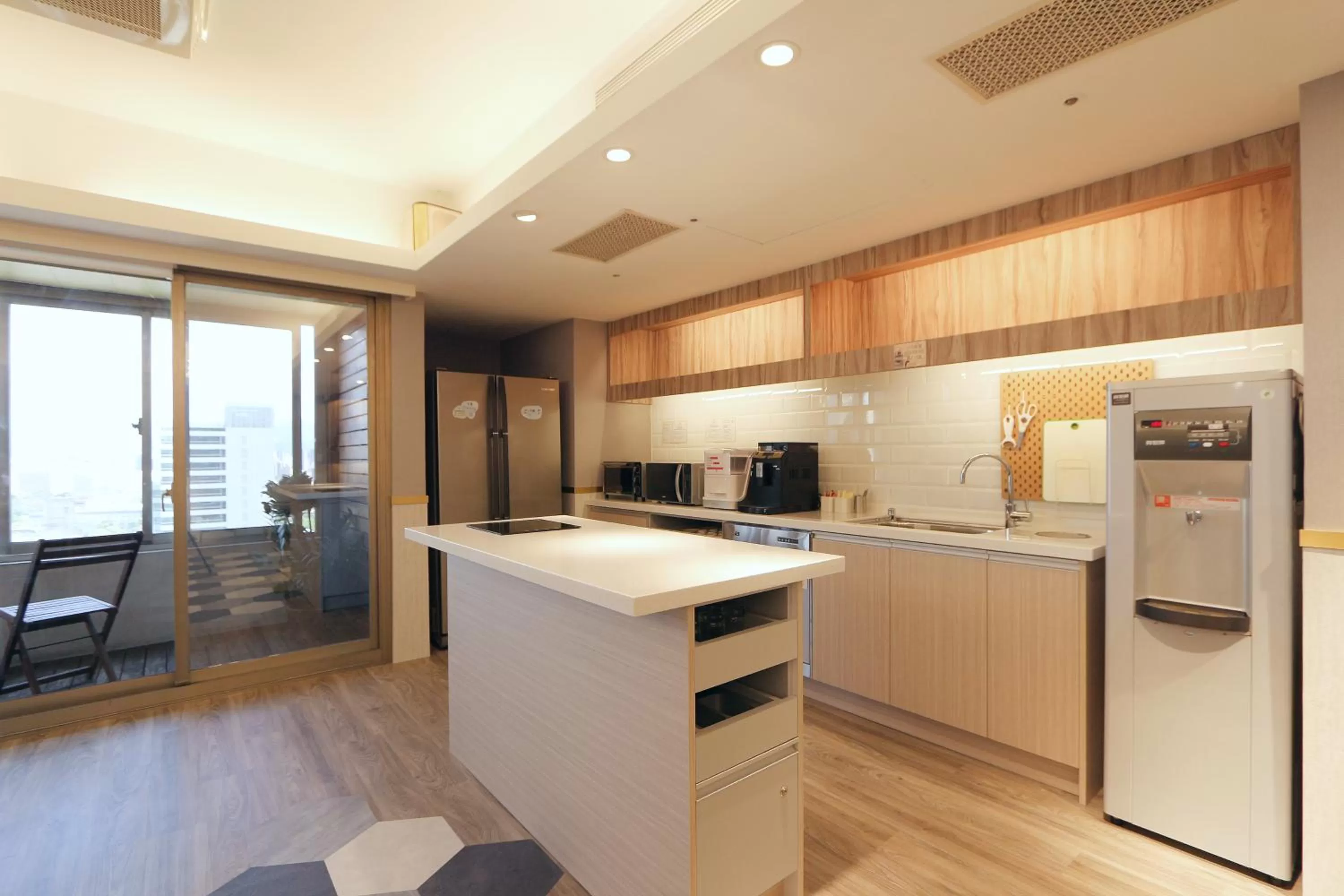 Communal lounge/ TV room in Sky19 Hotel