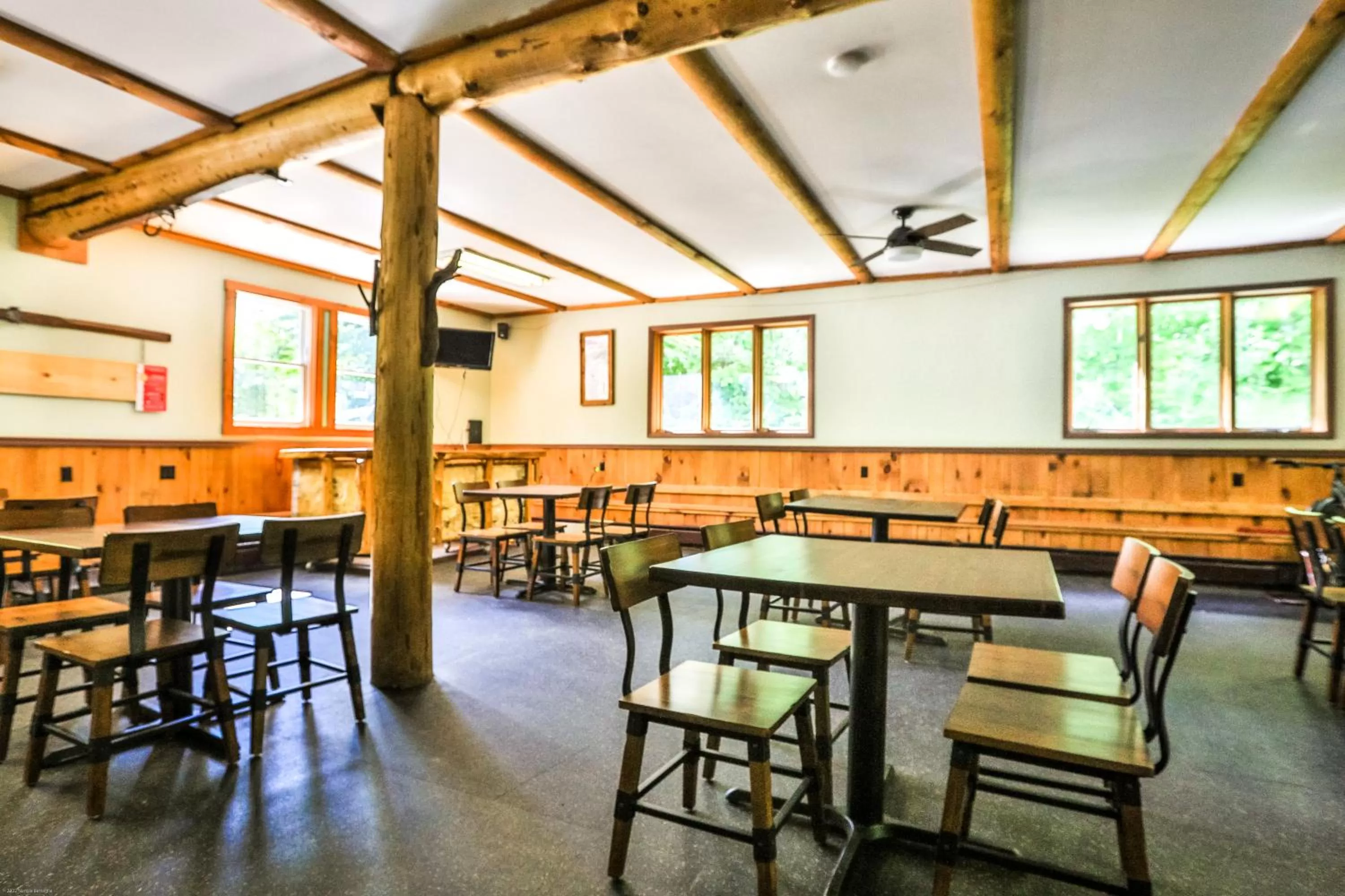 Lounge or bar in Garnet Hill Lodge