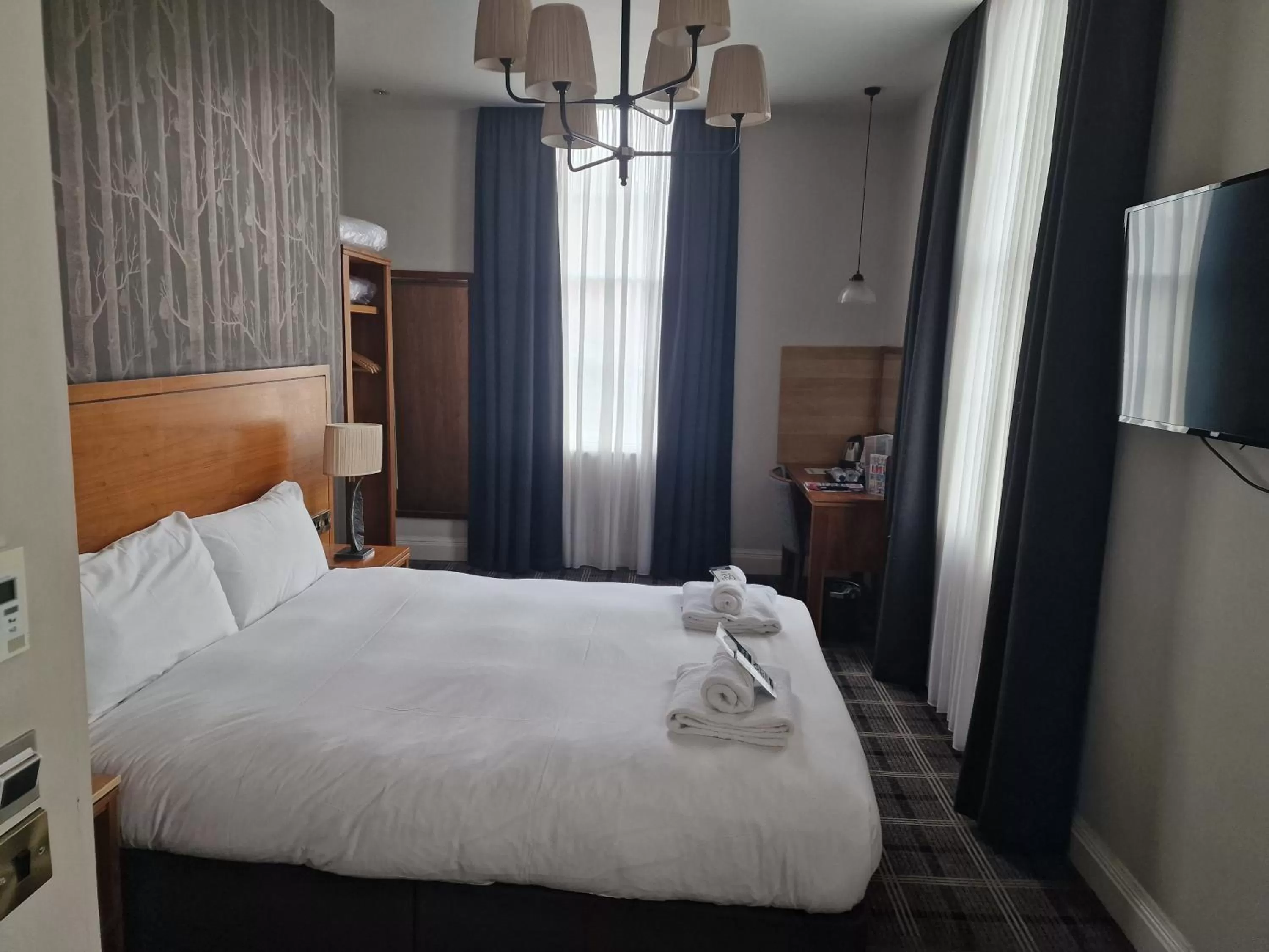 Bed in The Queen Hotel Wetherspoon