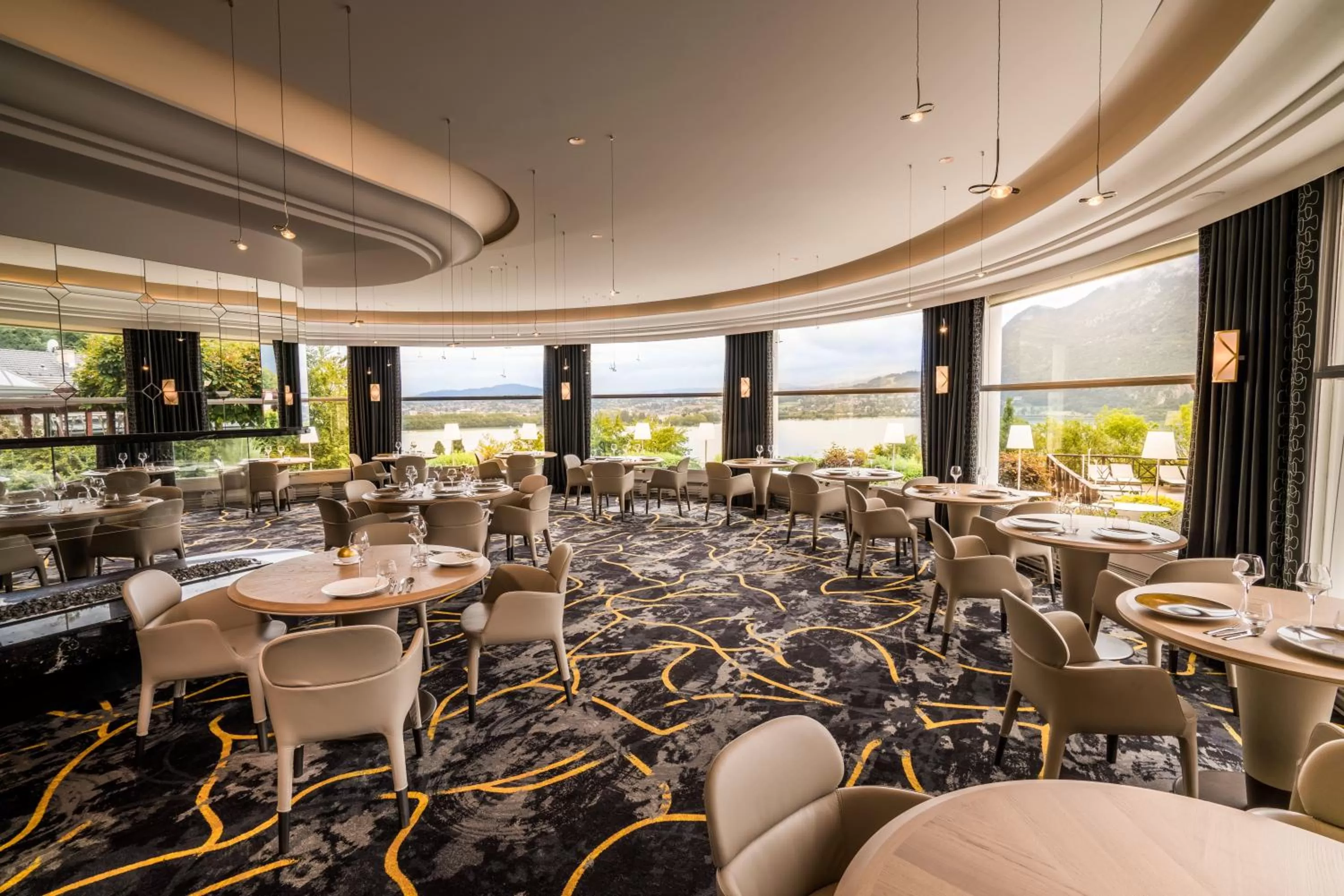 Restaurant/places to eat in Les Trésoms Lake and Spa Resort