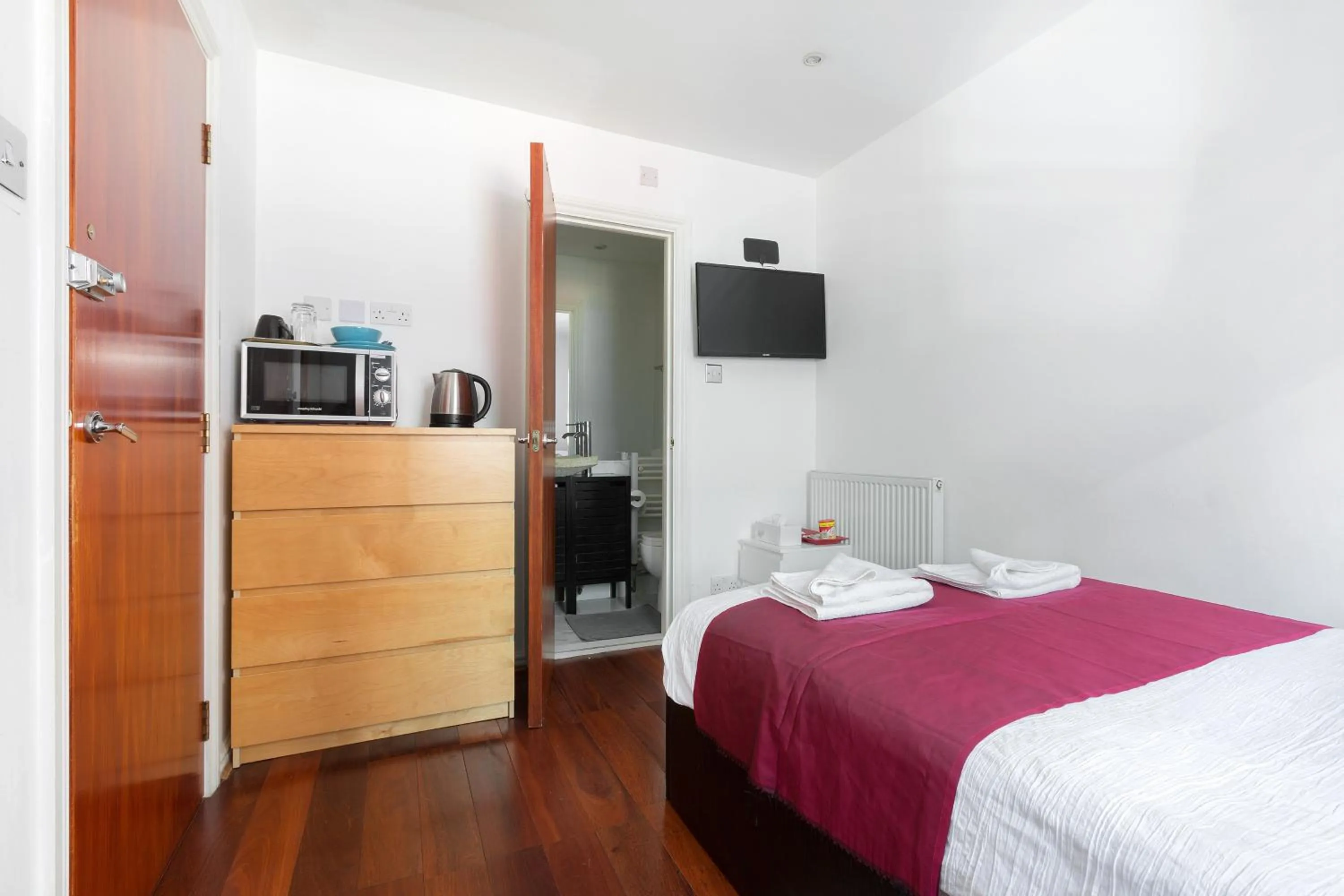 Photo of the whole room, Bed in Centra Wharf