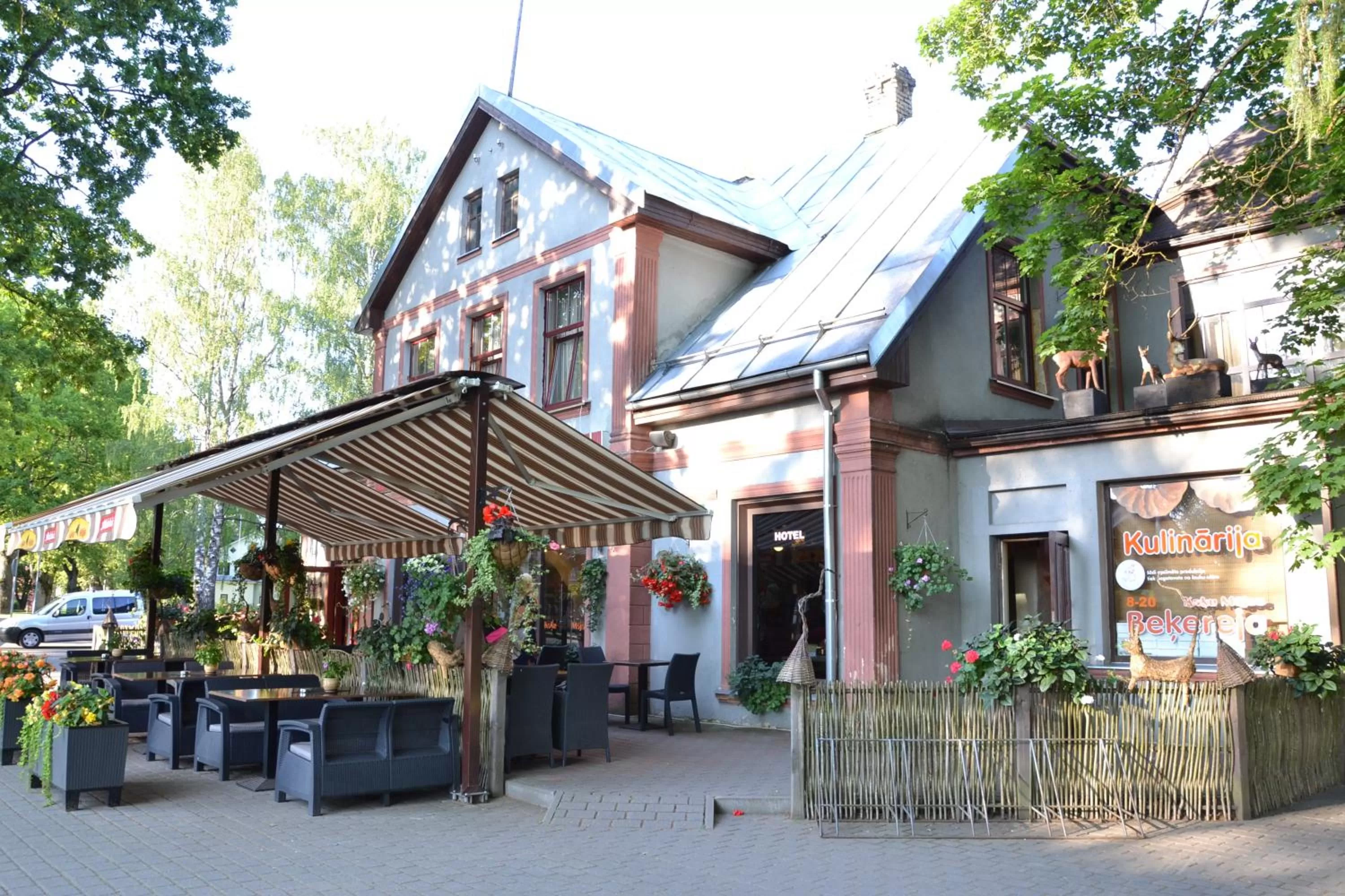 Restaurant/places to eat in City Center Kaķis B&B