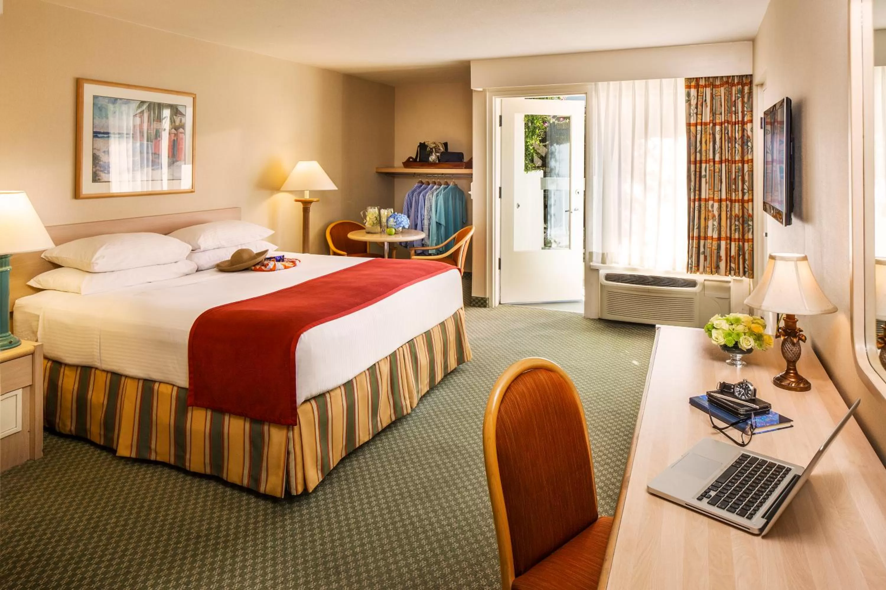 Bed in Howard Johnson by Wyndham Anaheim Hotel & Water Playground