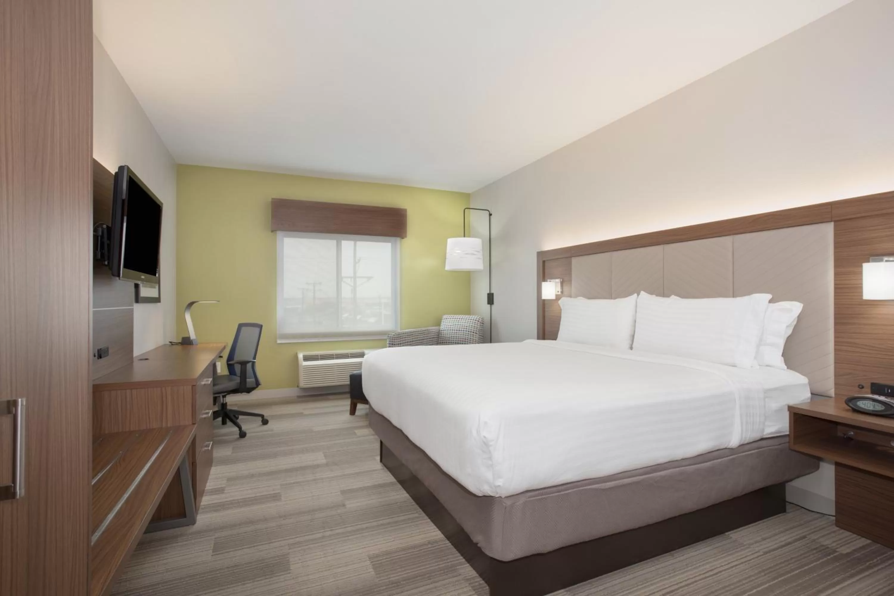 Photo of the whole room, Bed in Holiday Inn Express & Suites Amarillo by IHG