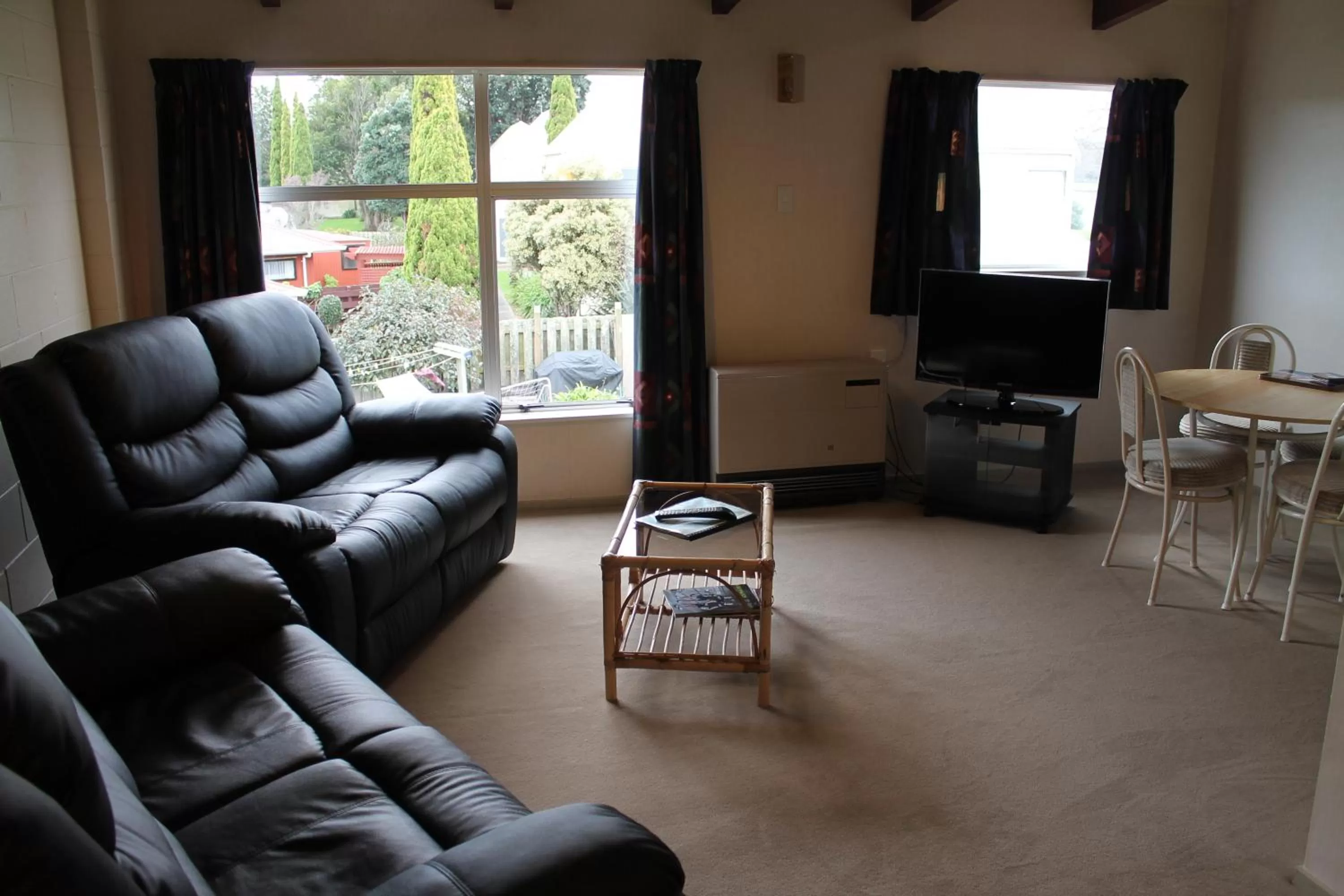 Living room in Riverview Motel