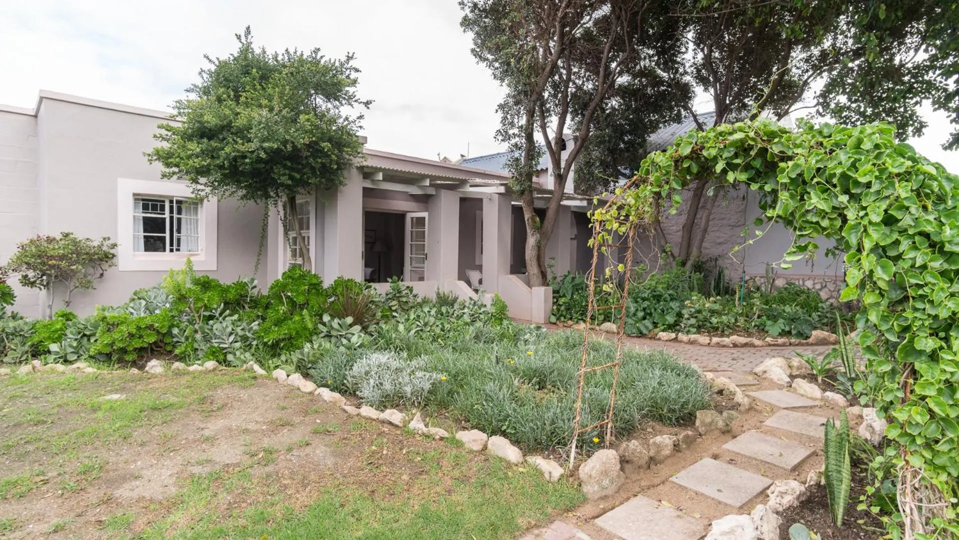 Facade/entrance in Blue Bay Lodge