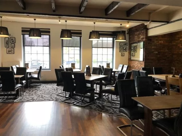 Restaurant/places to eat in The Raven Hotel