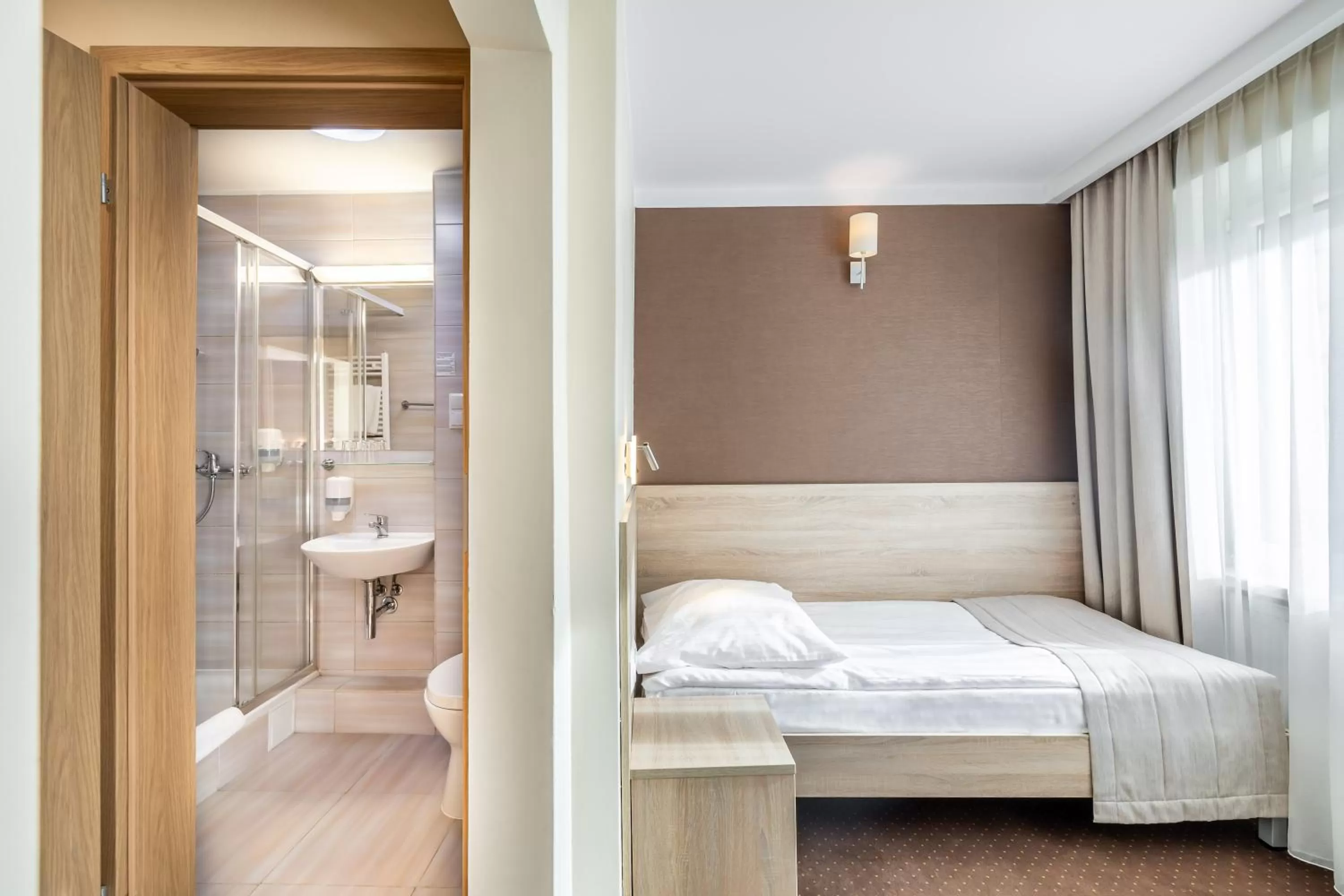 Shower, Bed in Hotel Leśny