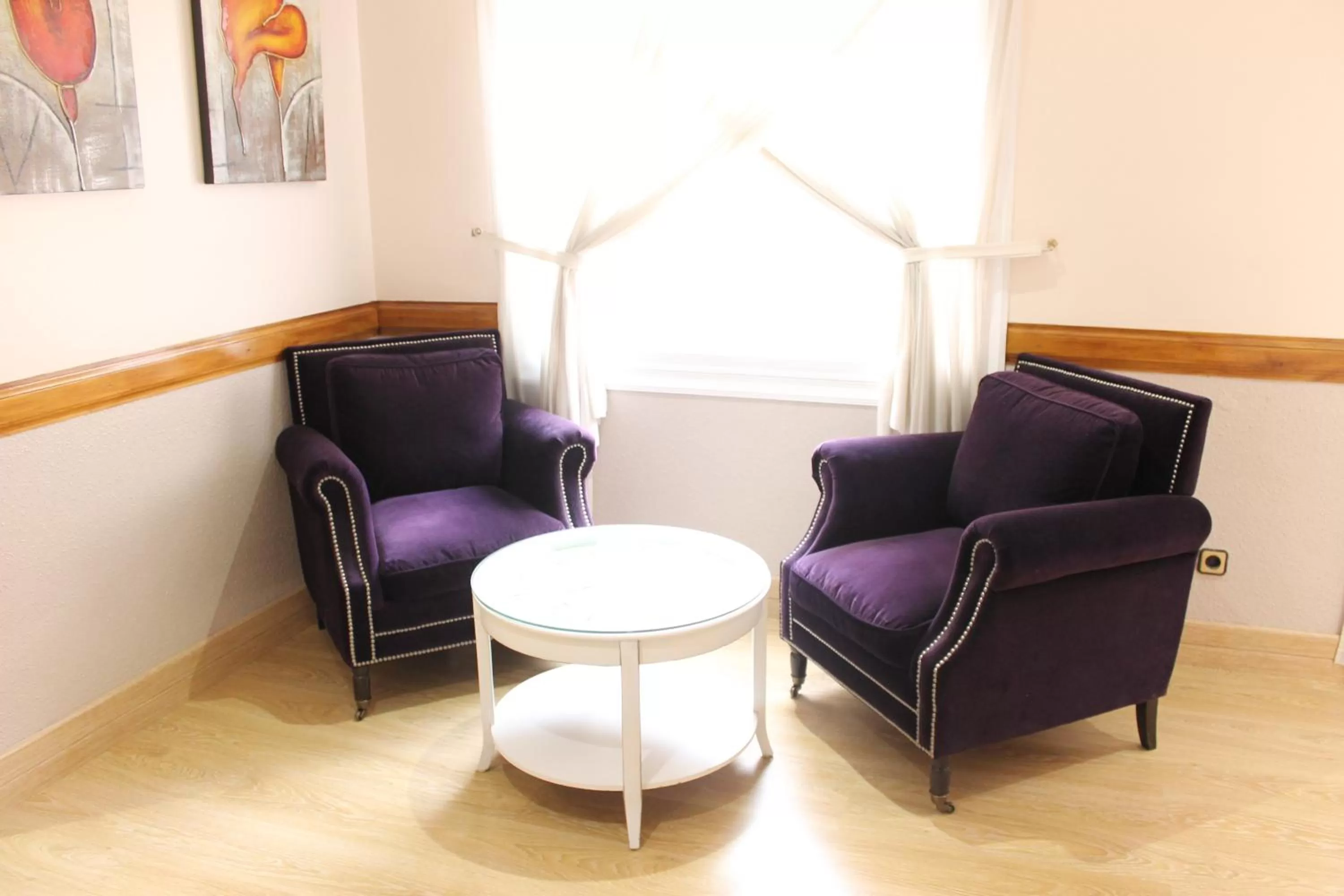 Seating area in Ramblas Hotel