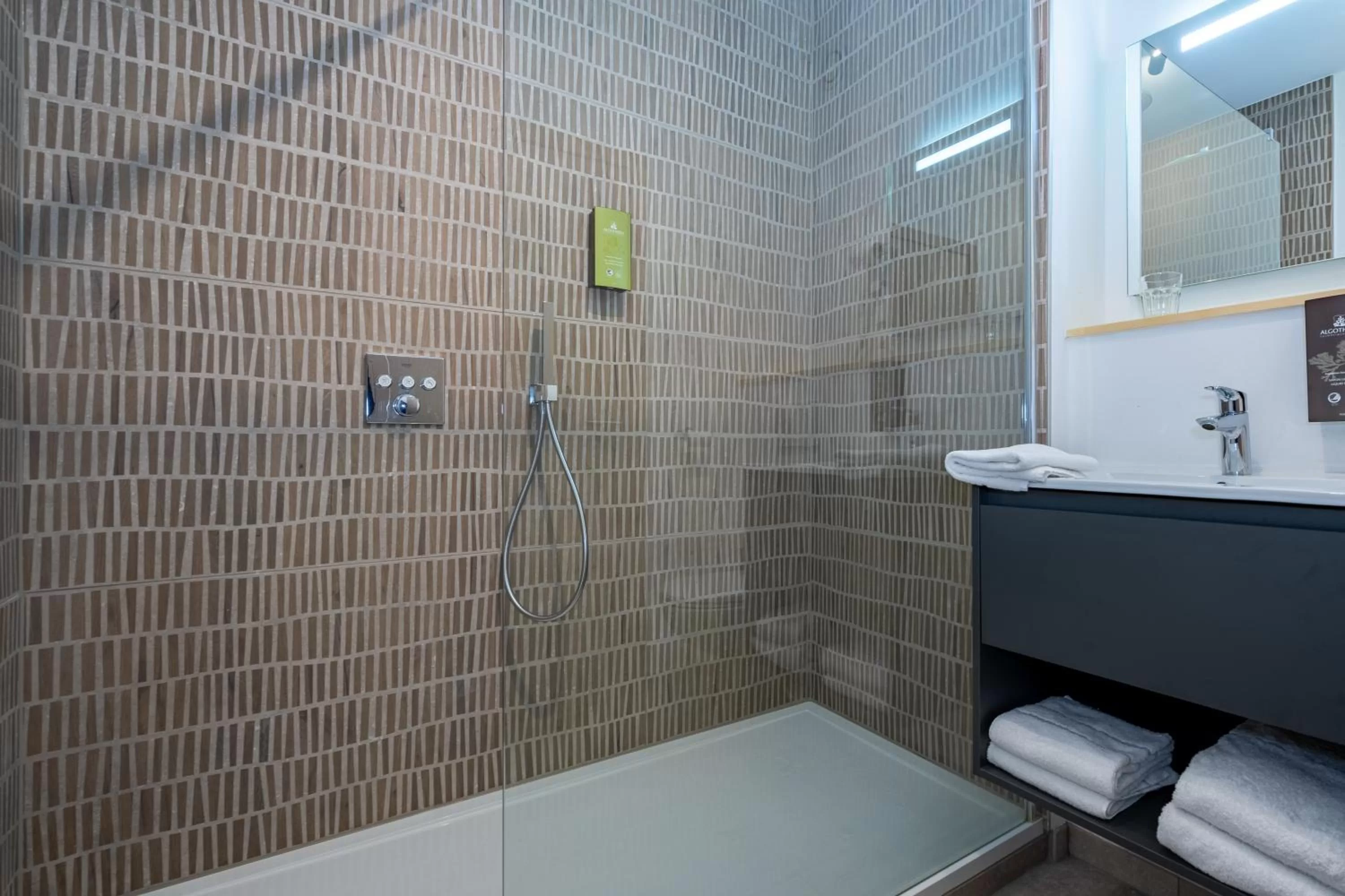 Shower in Appart hôtel En Ville