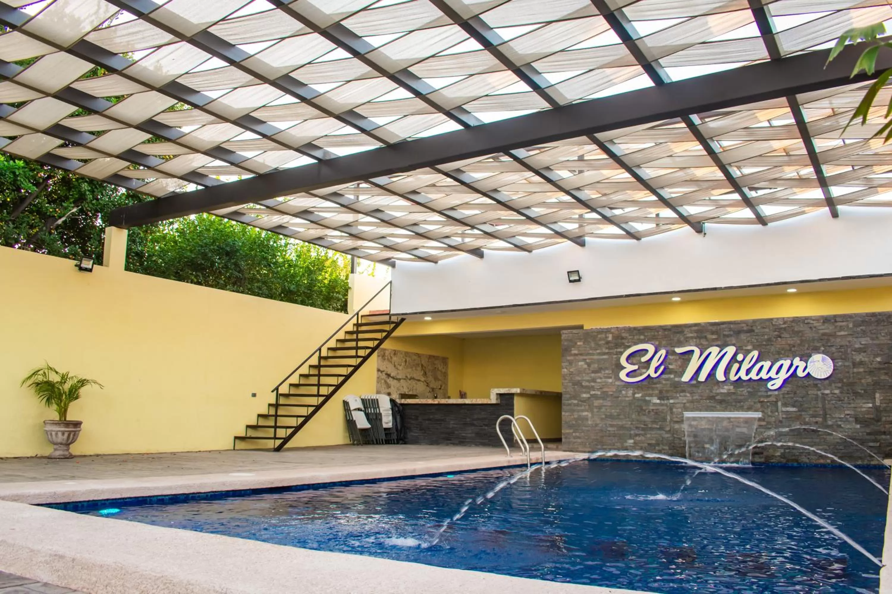 Swimming pool in Hotel EL MILAGRO