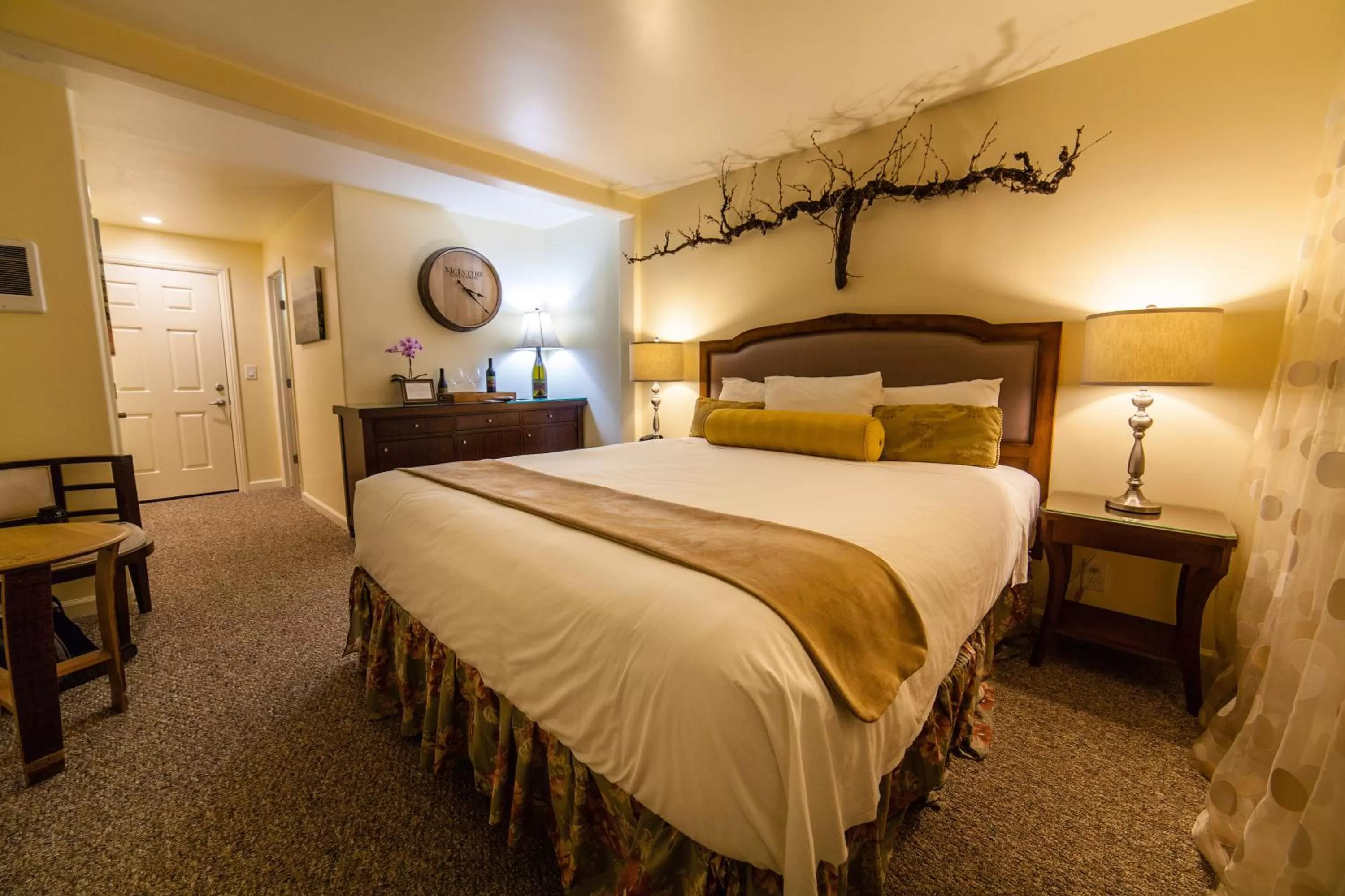 Photo of the whole room, Bed in The Vendange Carmel Inn & Suites