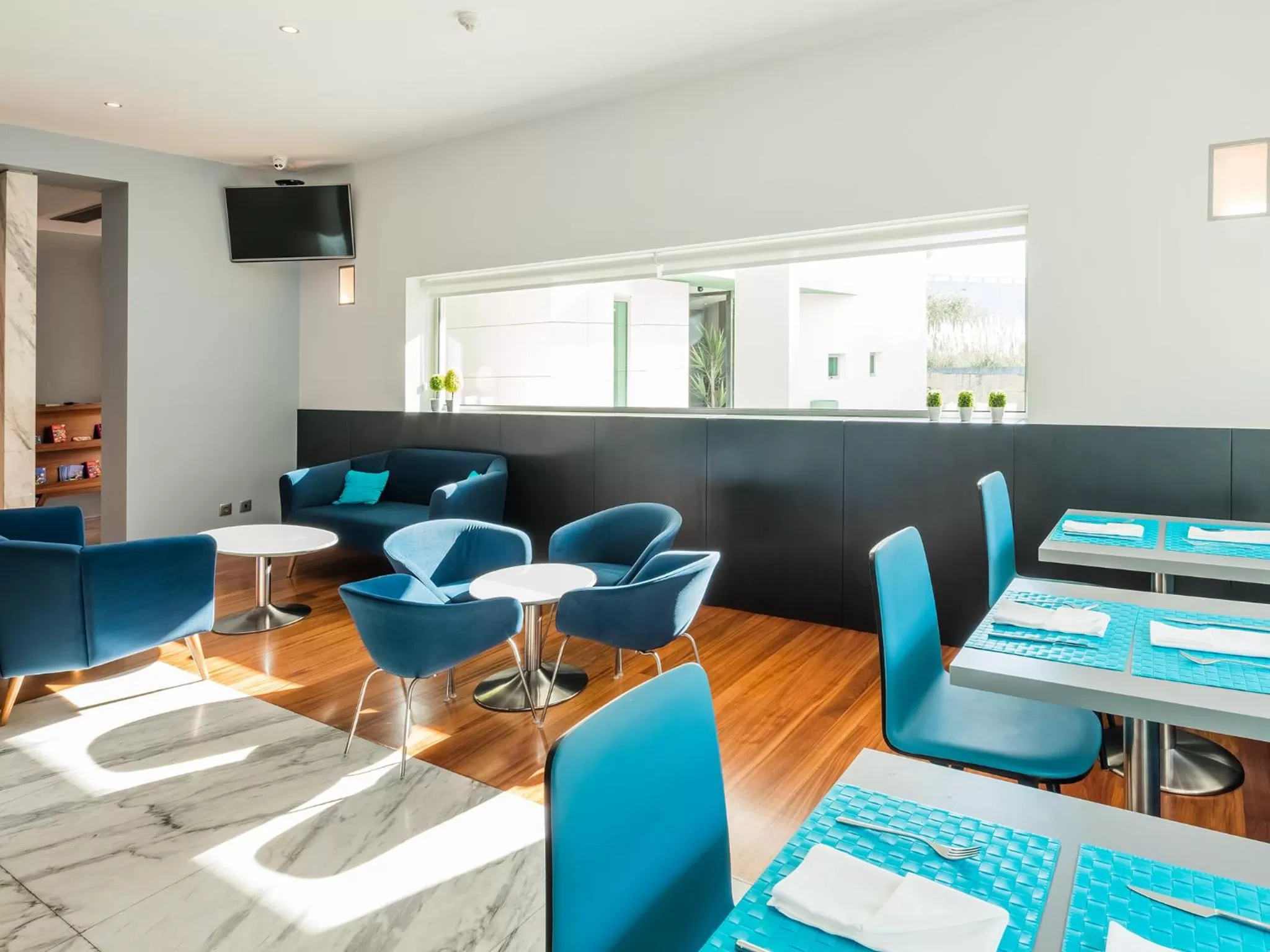 Food and drinks in OPOHOTEL Porto Aeroporto