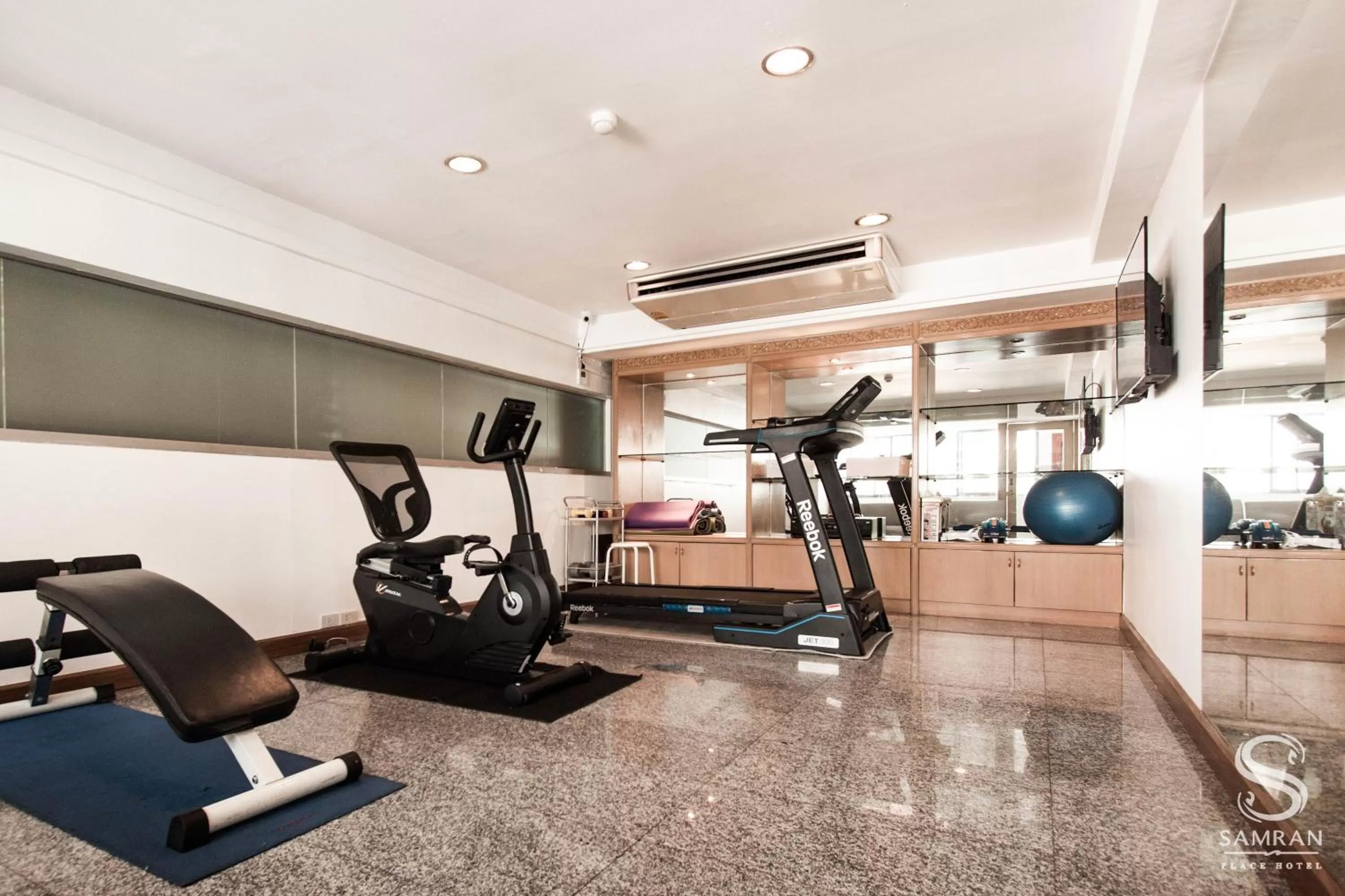 Fitness centre/facilities in Samran Place Hotel