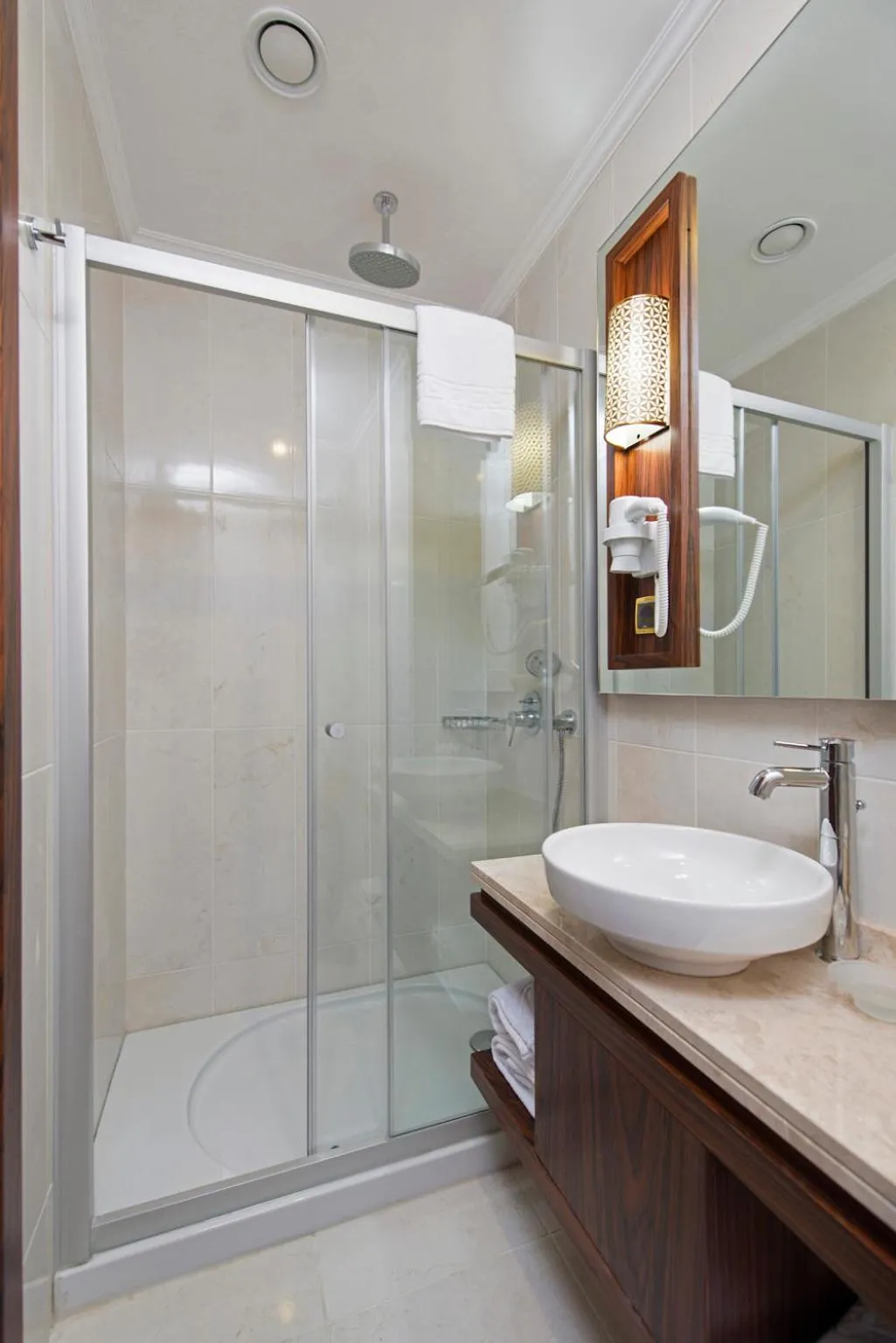 Shower in MidMar Deluxe Hotel