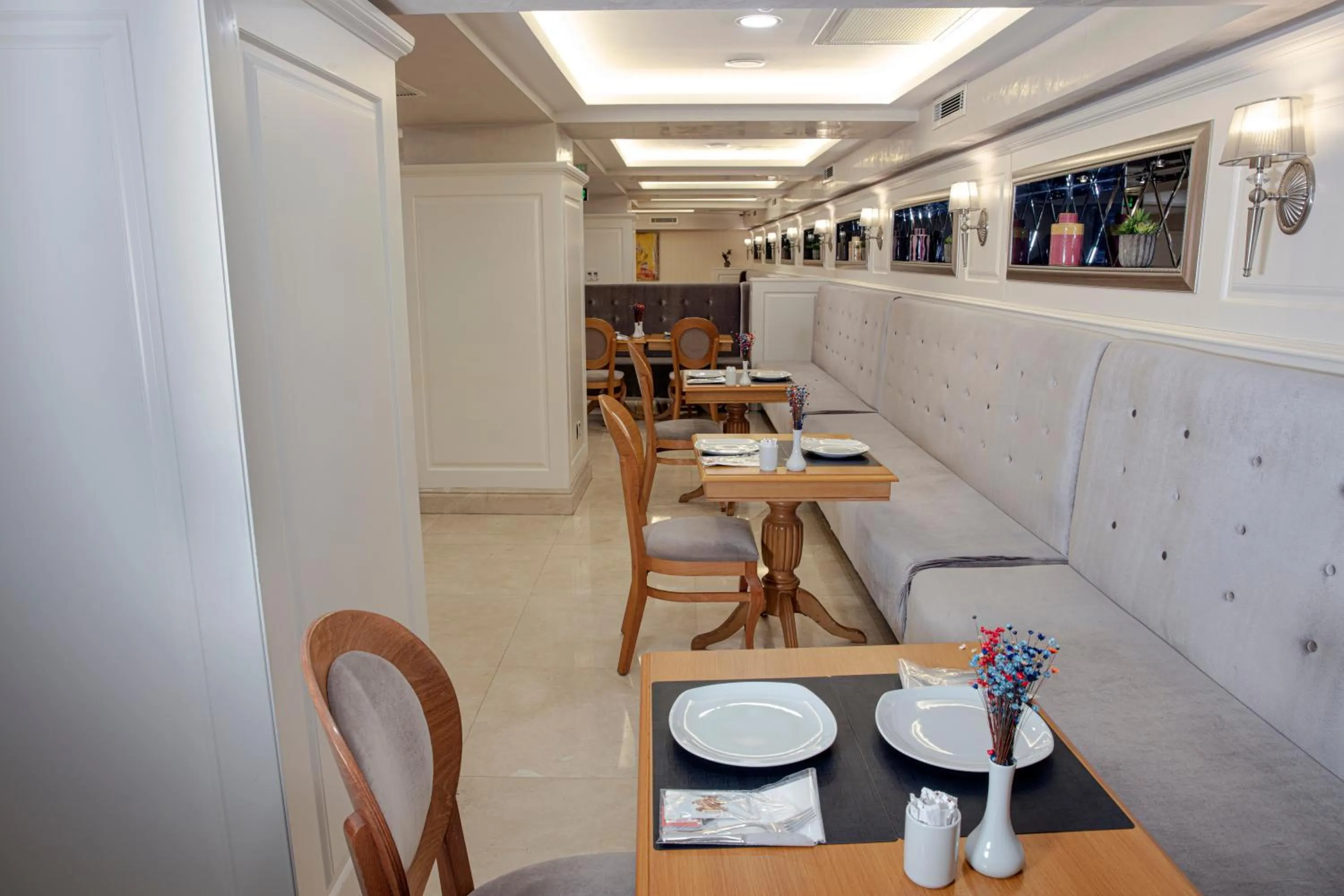 Restaurant/places to eat in Dosso Dossi Hotels Old City