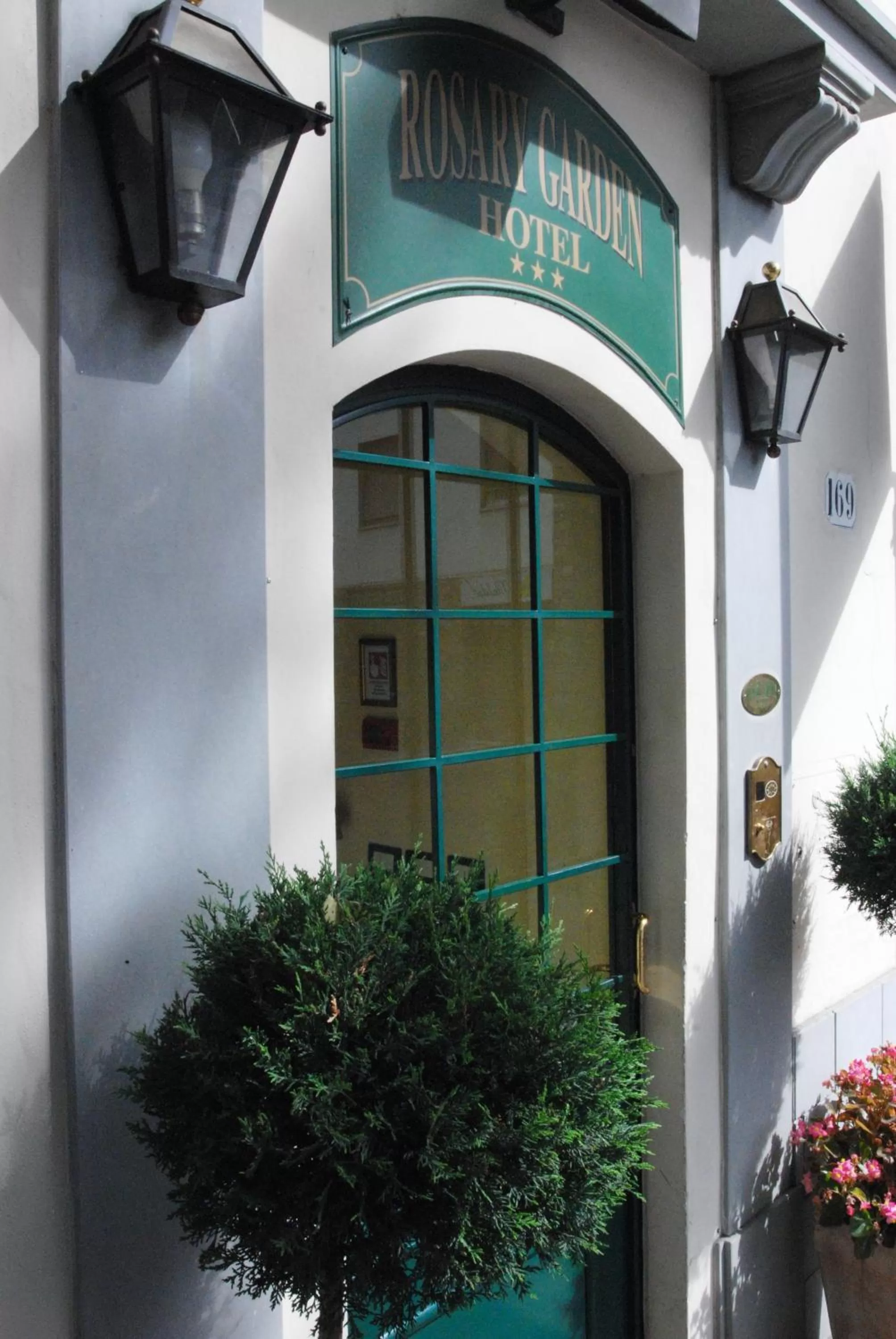 Facade/entrance in Hotel Rosary Garden