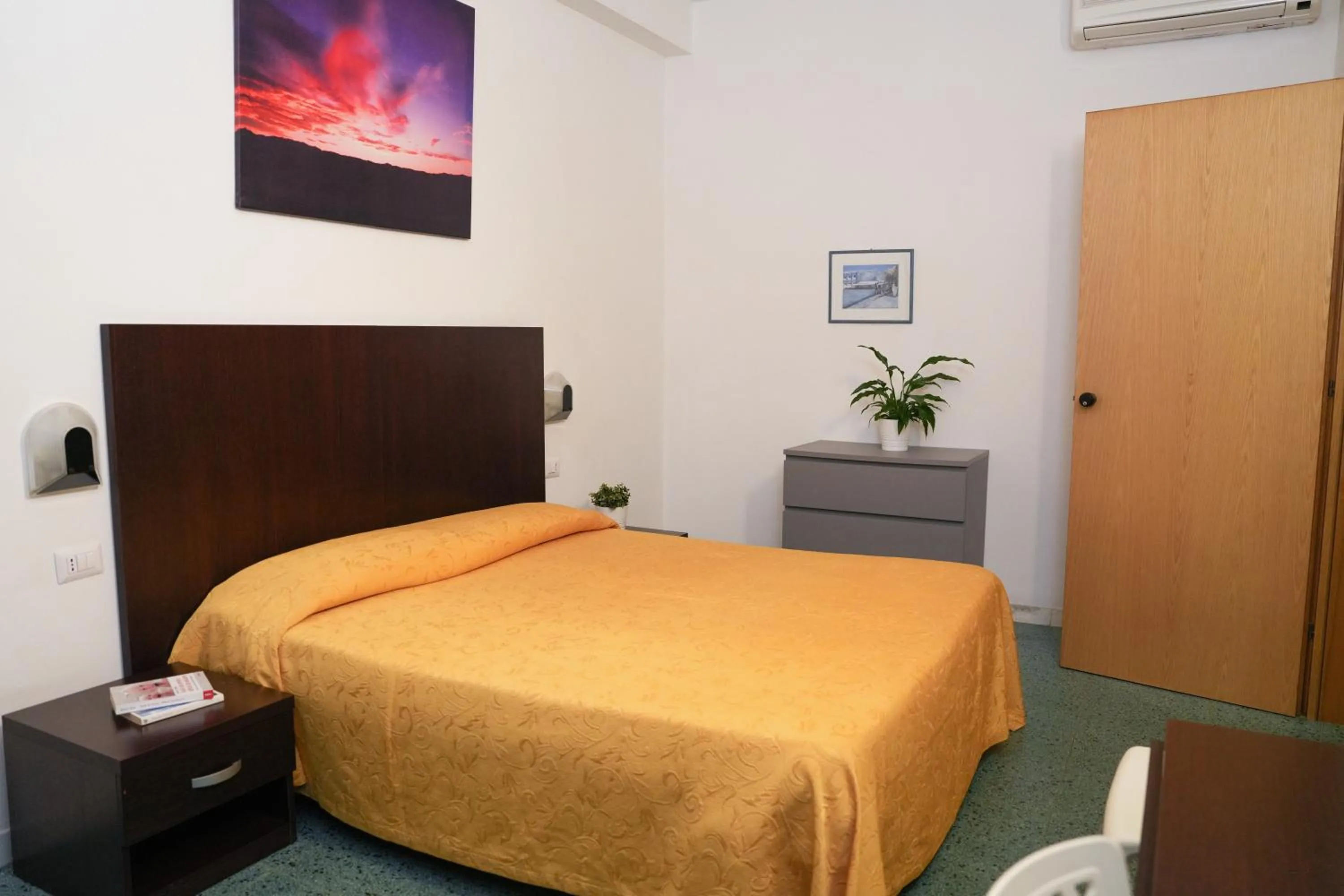 Bedroom, Bed in Hotel International