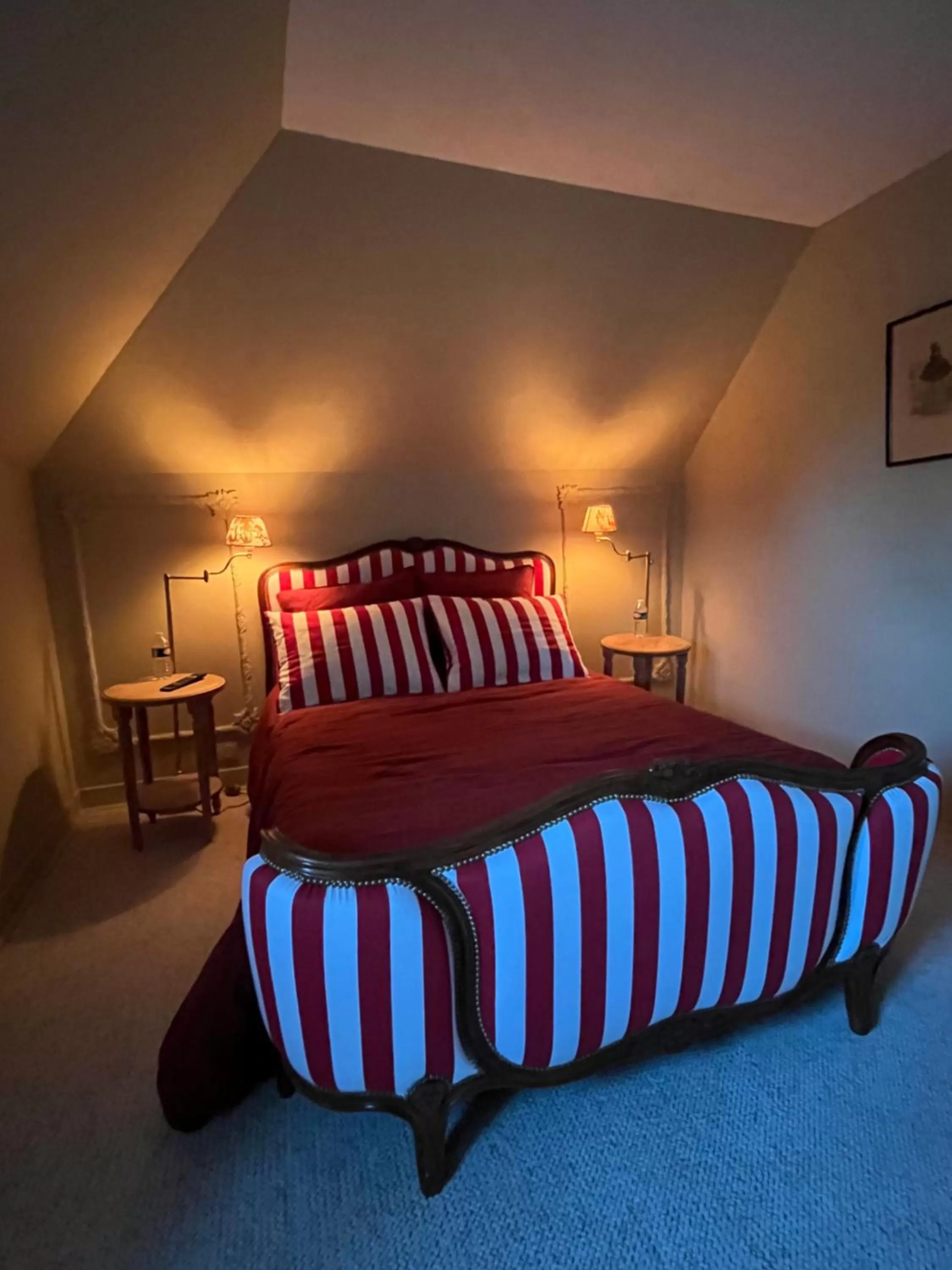 Photo of the whole room, Bed in la_grande_guerais